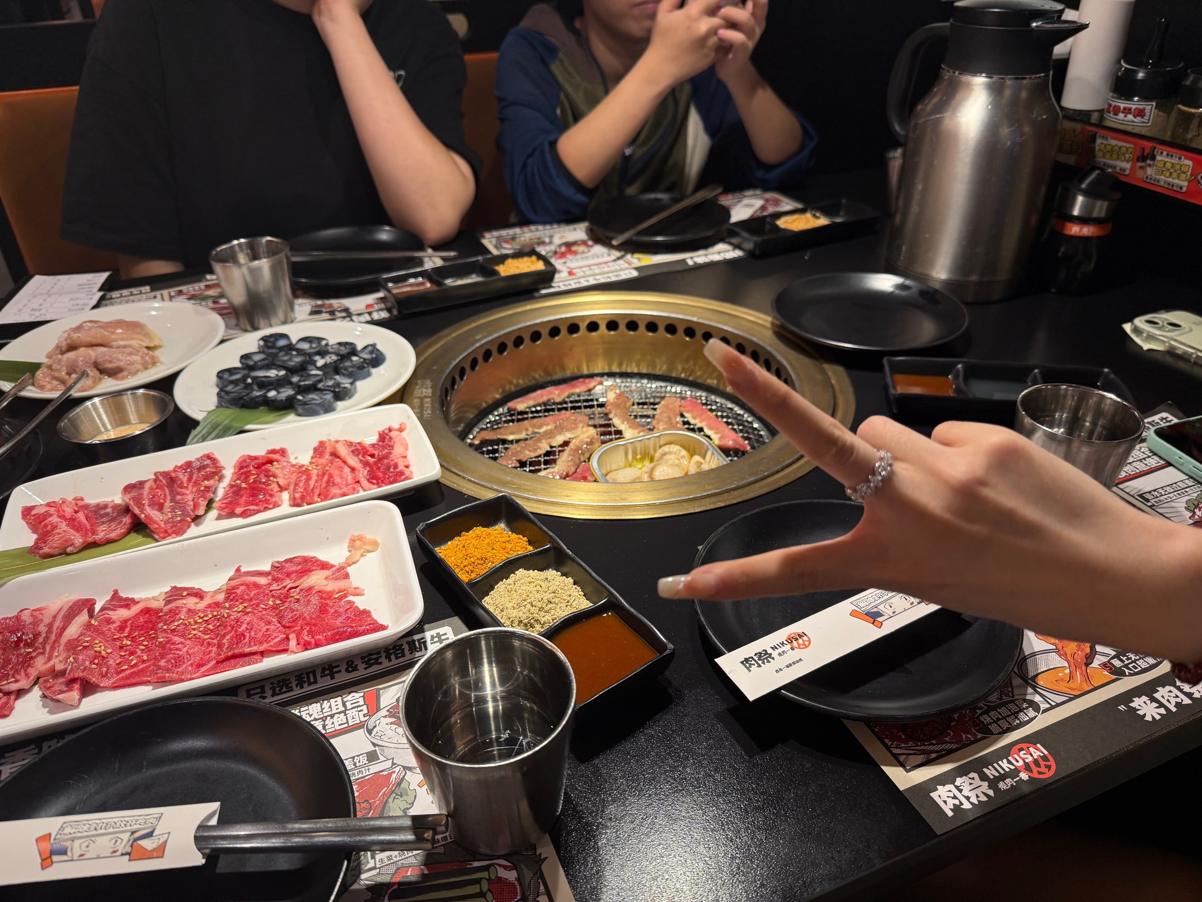 和姐妹的烤肉局｜手滑拍到自己比耶的瞬间，肉还没熟呢先自拍了封面图