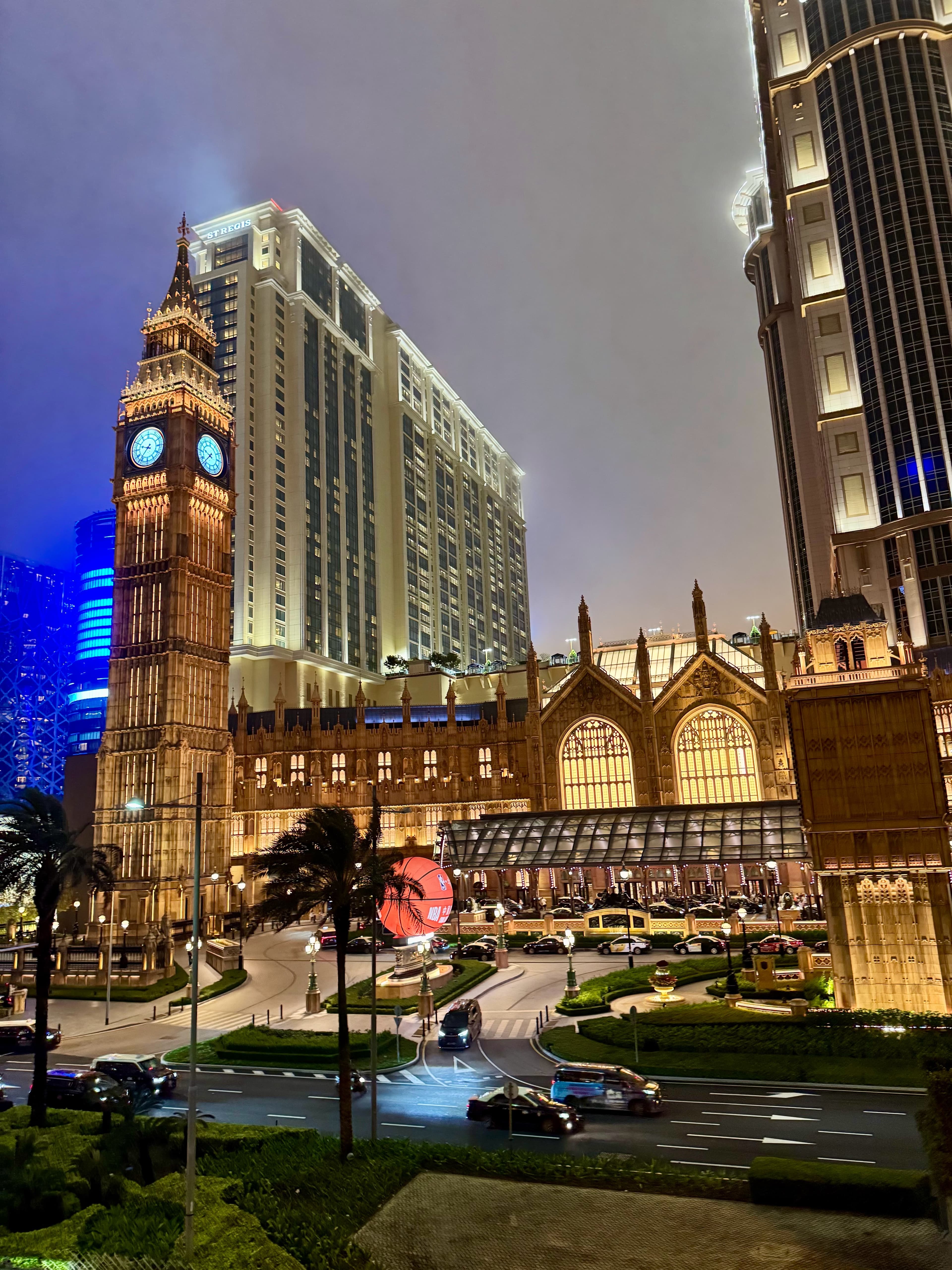 澳门夜景随手拍｜大本钟和NBA篮球同框，这波复古未来感绝了封面图