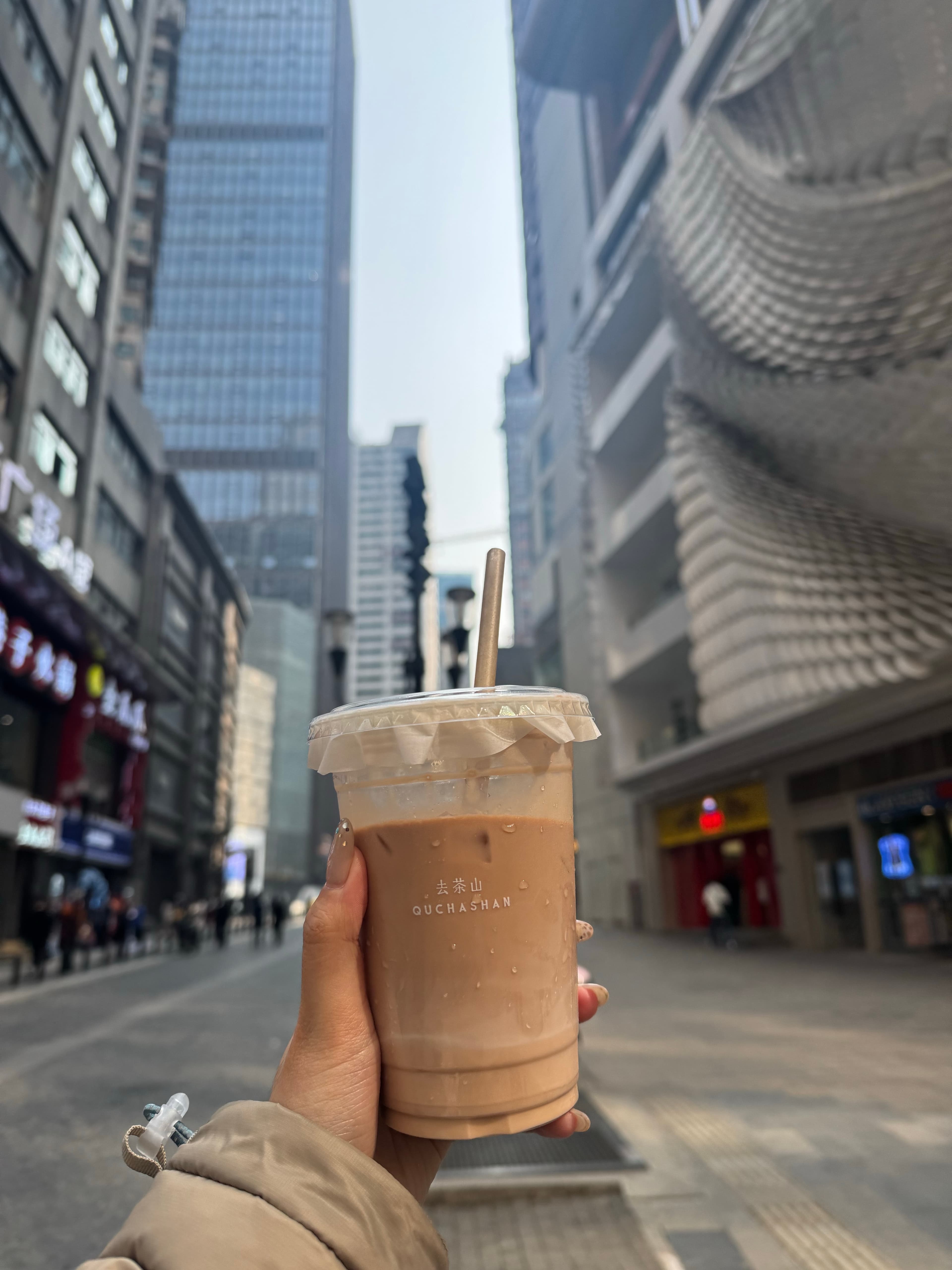 冬日街头一杯热奶茶，手抖到杯沿都快掉下来了…封面图