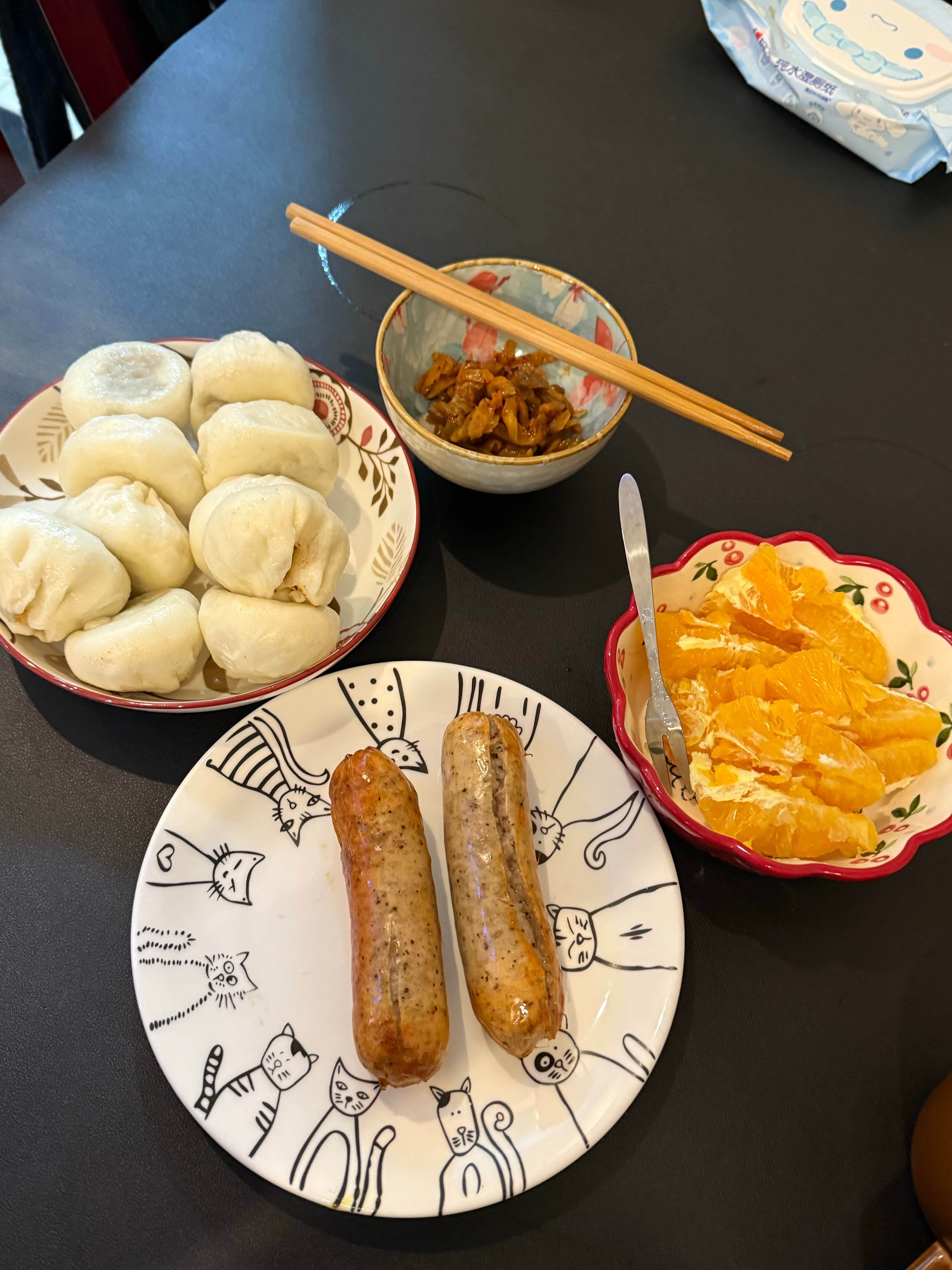 早八人自救早餐|包子+香肠+橘子,猫盘子配得我心都化了~封面图