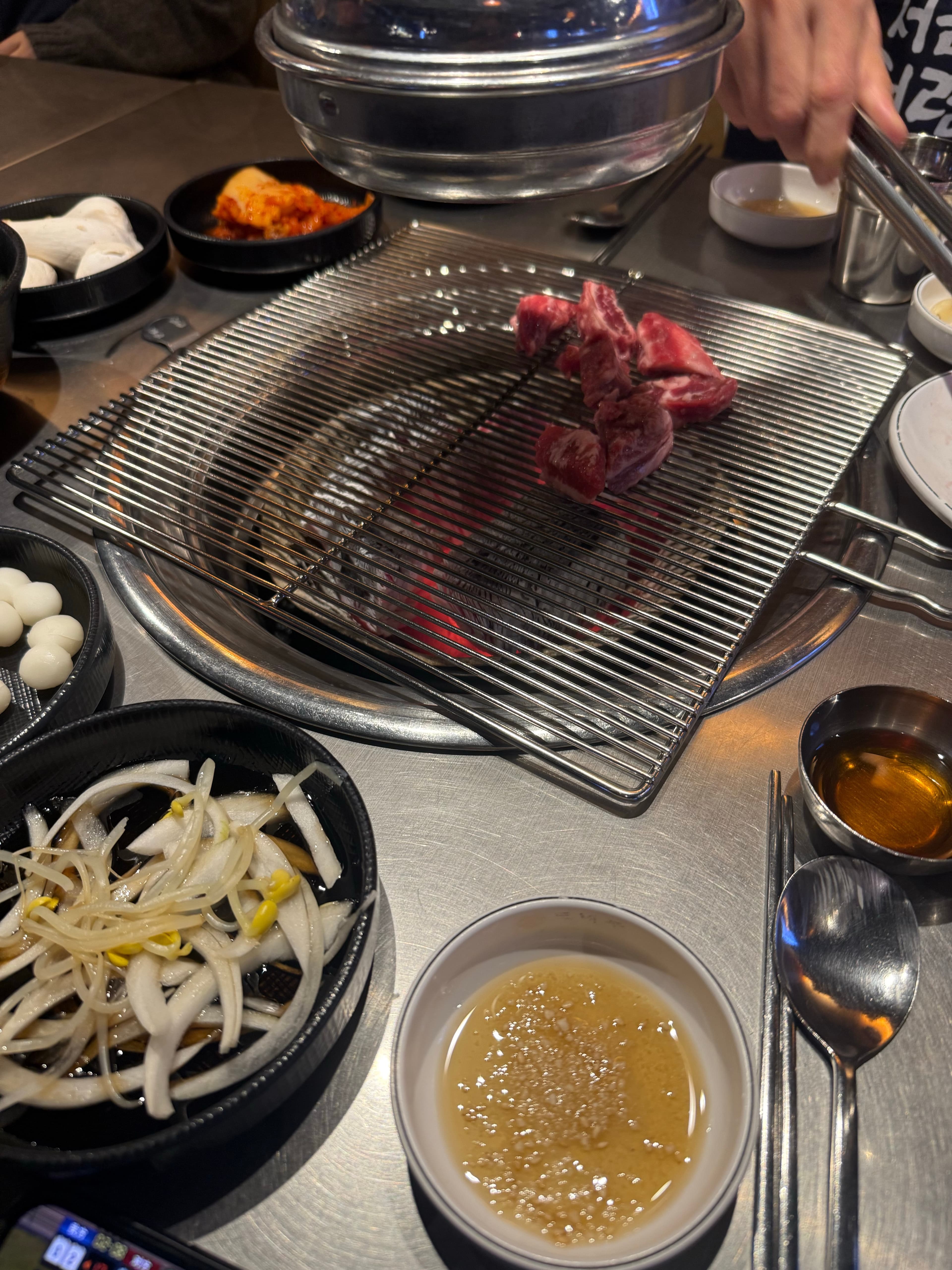 深夜烤肉香到隔壁桌都来偷看…这锅底红得像在烧爱！封面图
