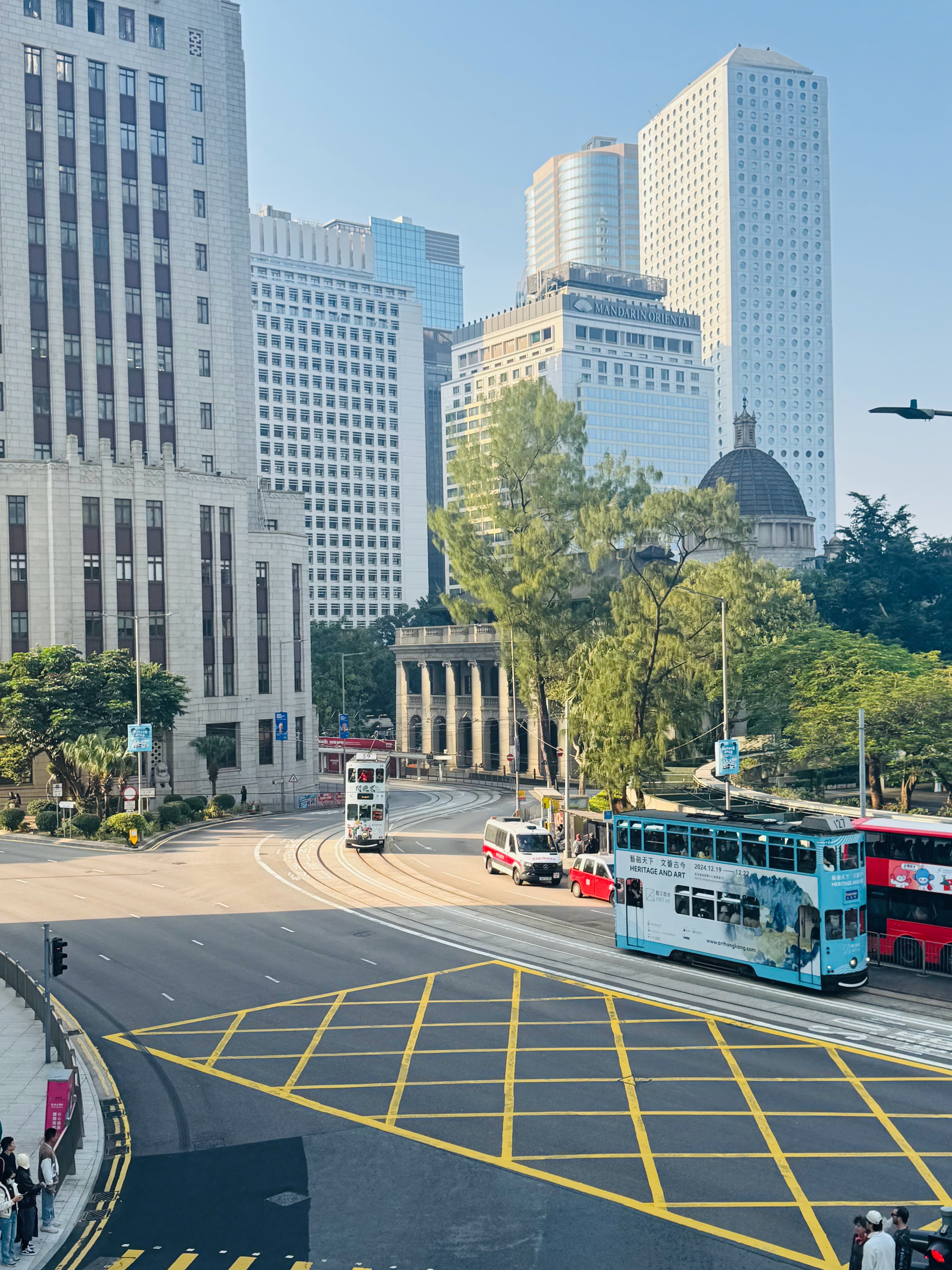 香港街头的日常浪漫：双层电车+老建筑+夕阳金光，随手一拍都是电影感封面图