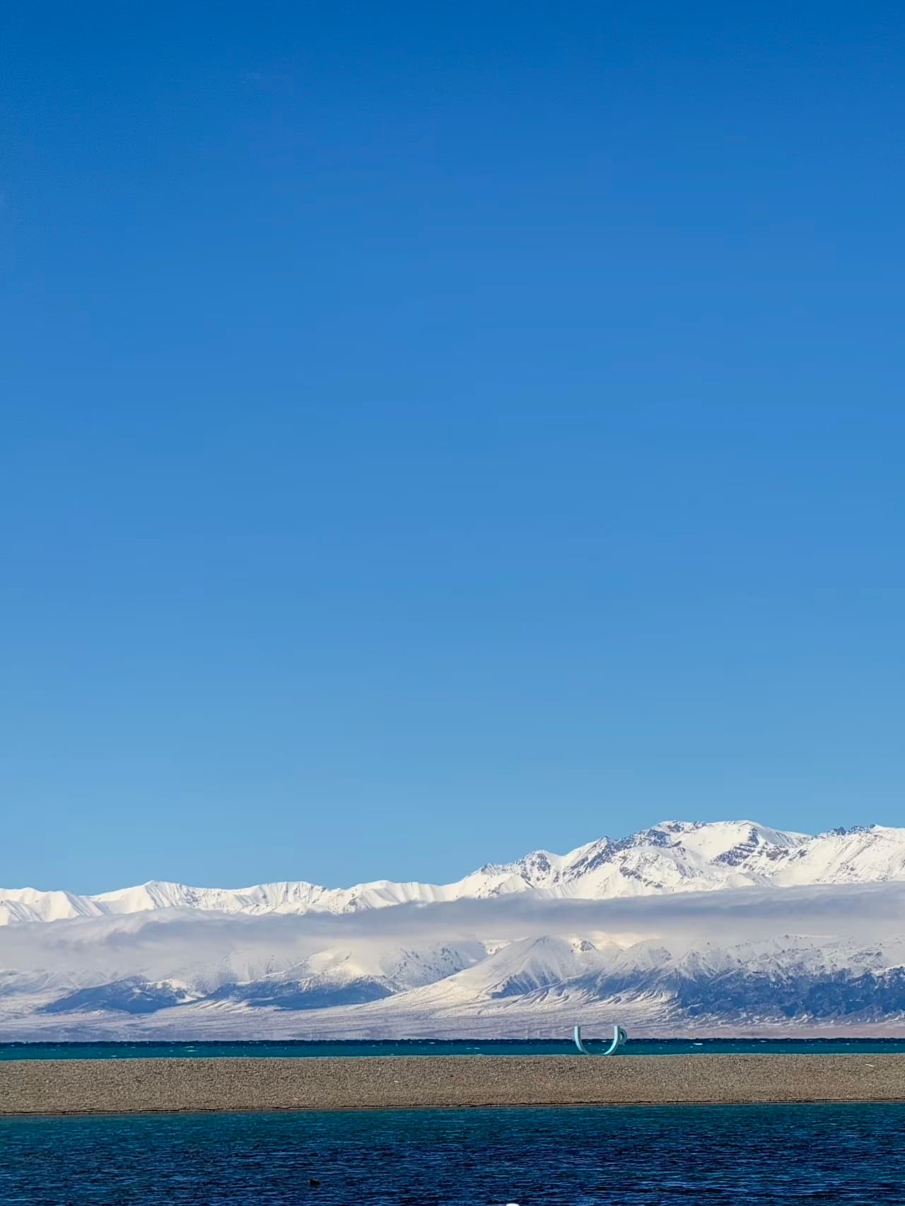 雪峰撞进蓝海里,连风都自带清冽滤镜|新疆这帧画面我拍了37张封面图