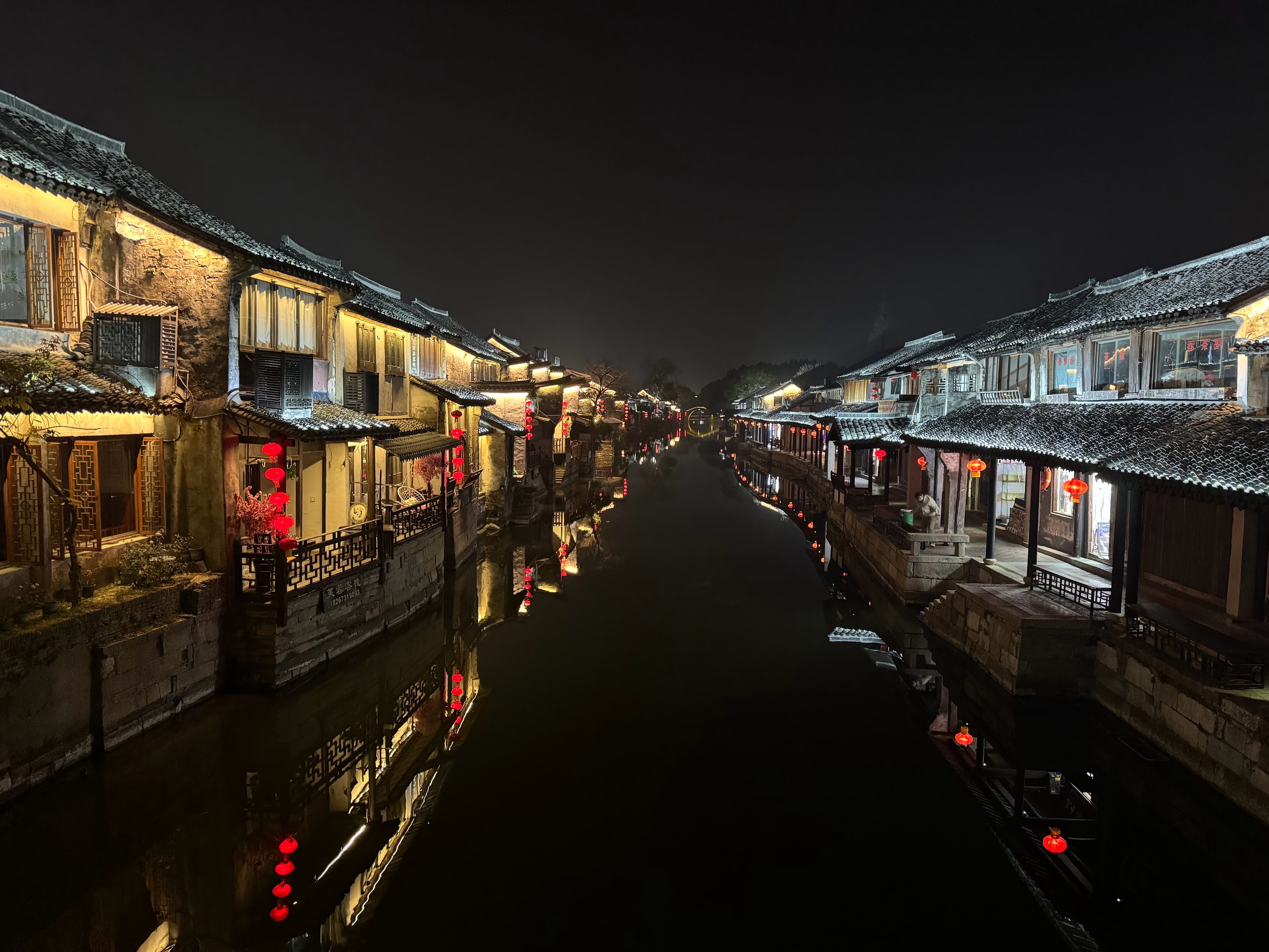 深夜溜达古镇，红灯笼倒影在水里像打翻的糖霜｜江南夜色太会治愈人了封面图