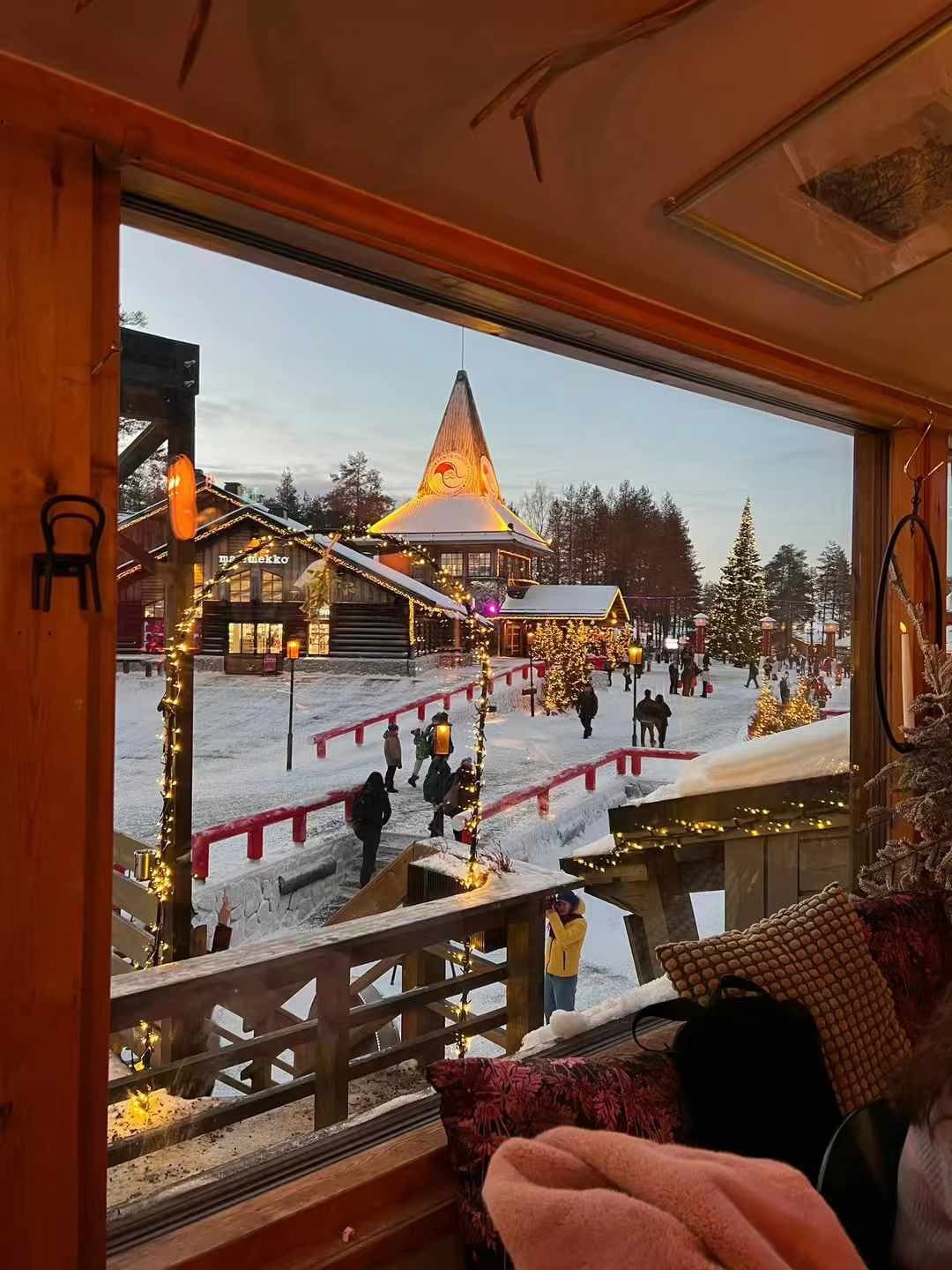 在圣诞老人村的窗边,看雪地里的人间烟火封面图