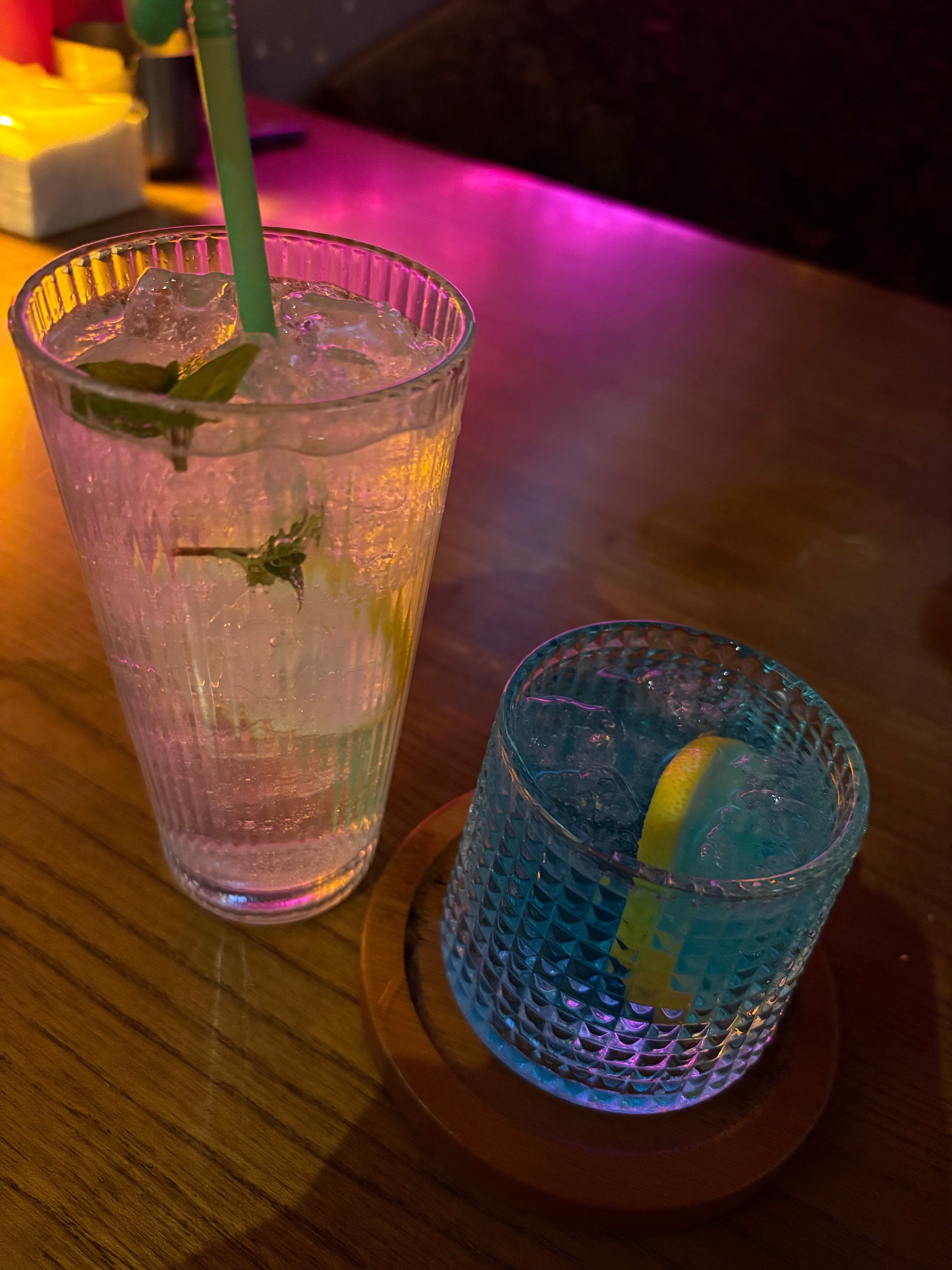 下班后偷溜去小酒馆，这杯蓝莓气泡配柠檬片绝了！封面图