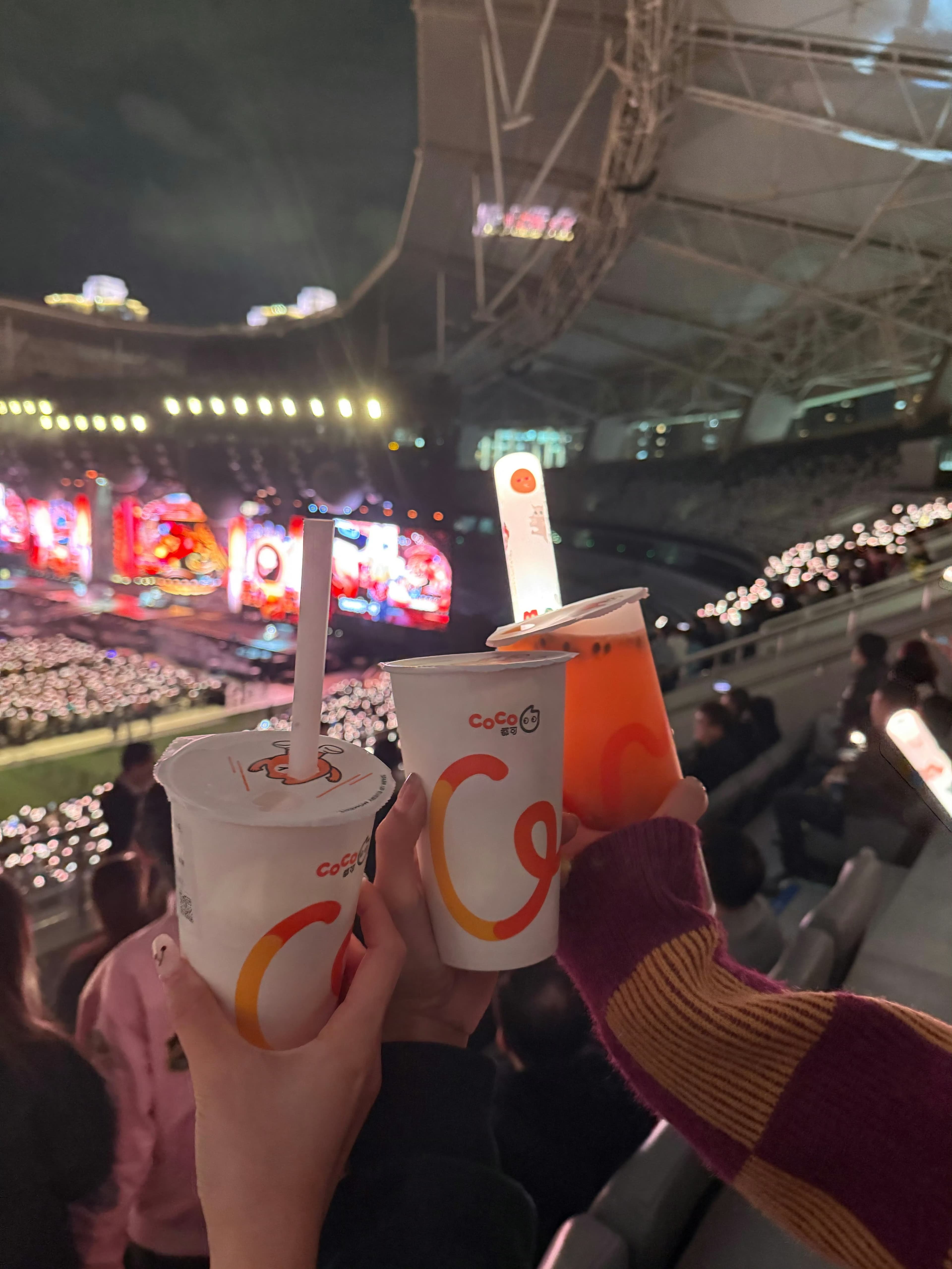 演唱会夜,三杯CoCo举起来那一刻——光海里突然有了甜味封面图