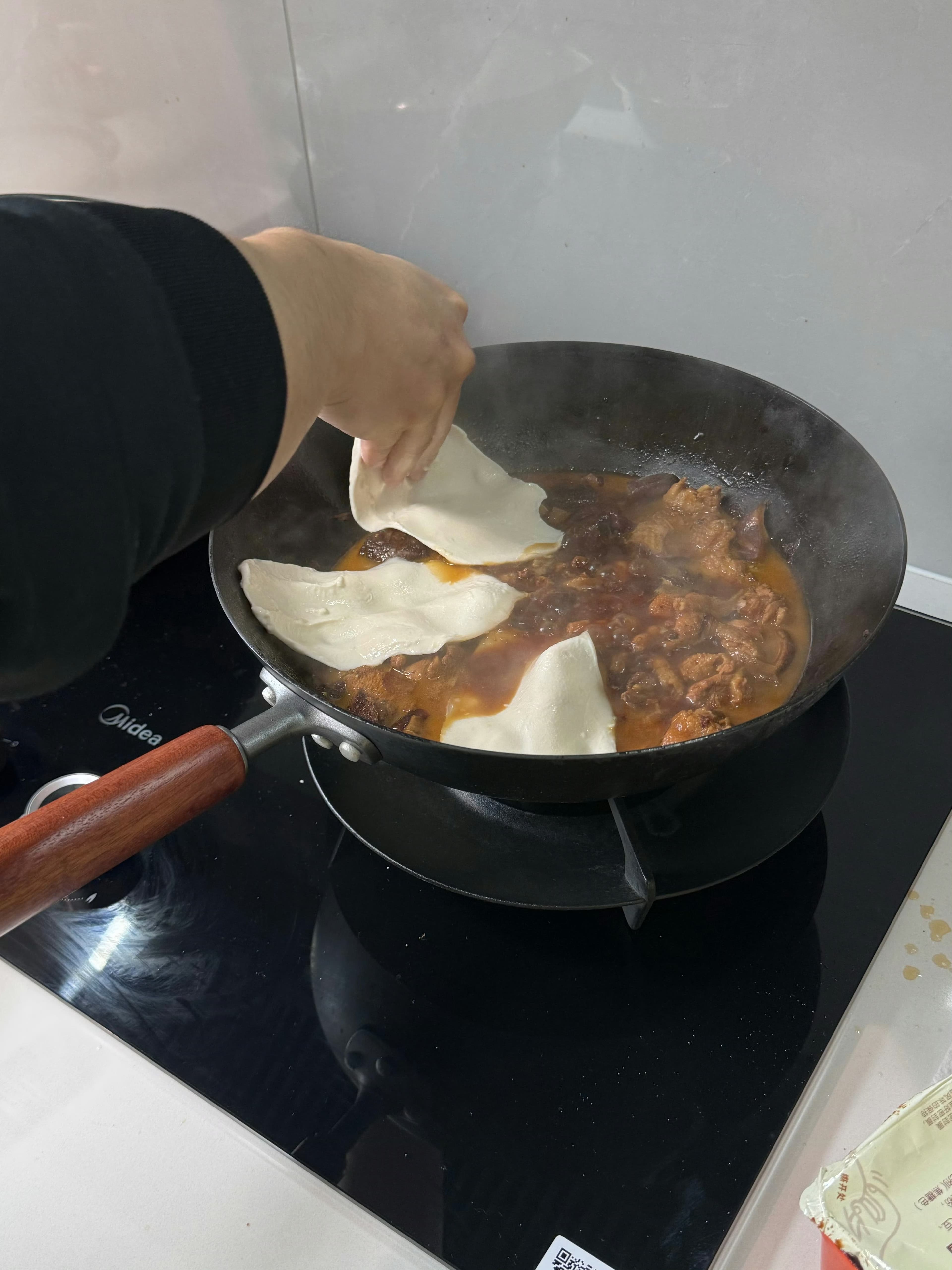 锅里炖着红烧肉,手一抖把馒头片扔进去了…结果意外香到邻居敲门问菜谱封面图