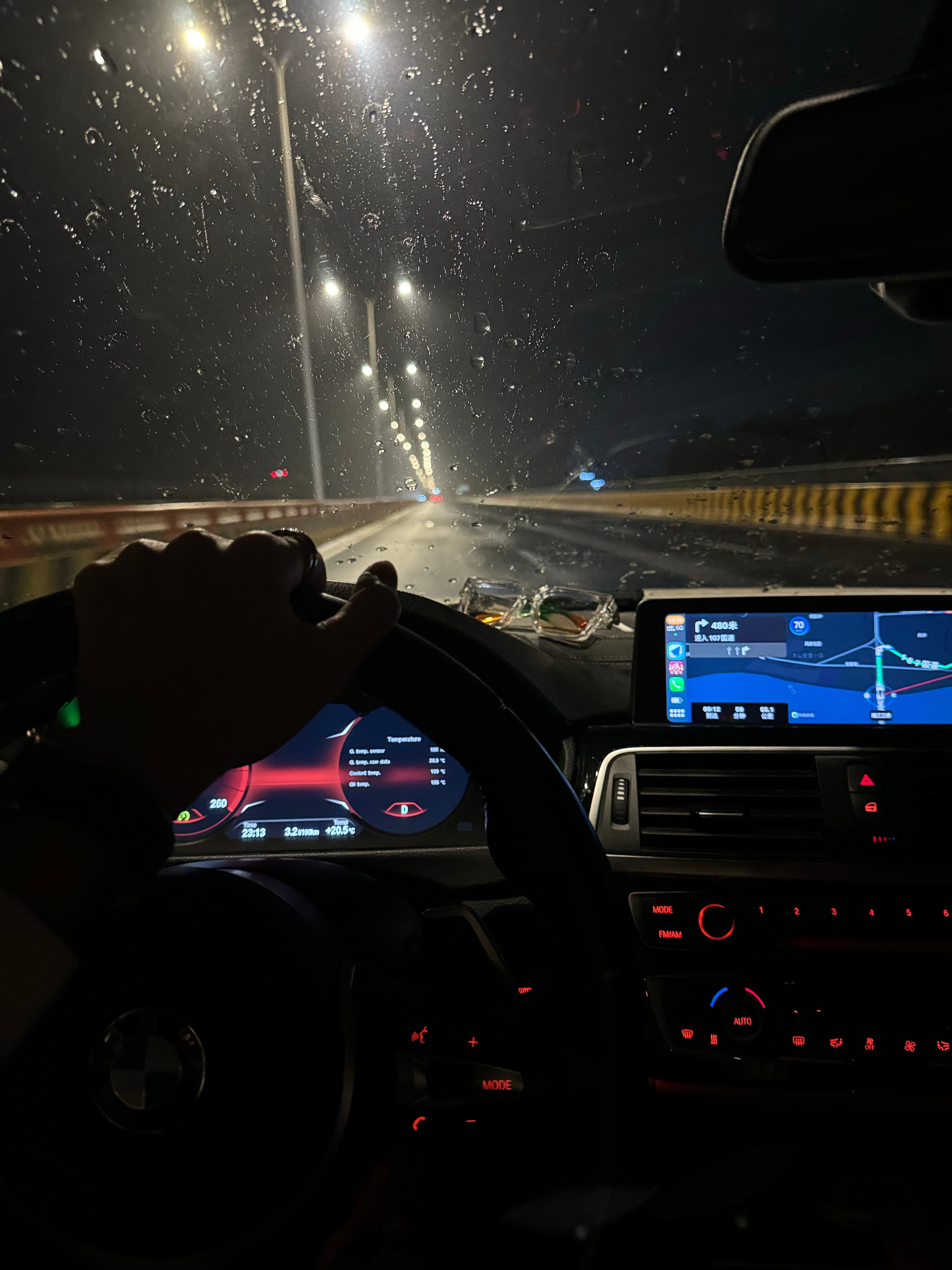 雨夜开车回家,车窗全是泪,心却比路灯还亮封面图
