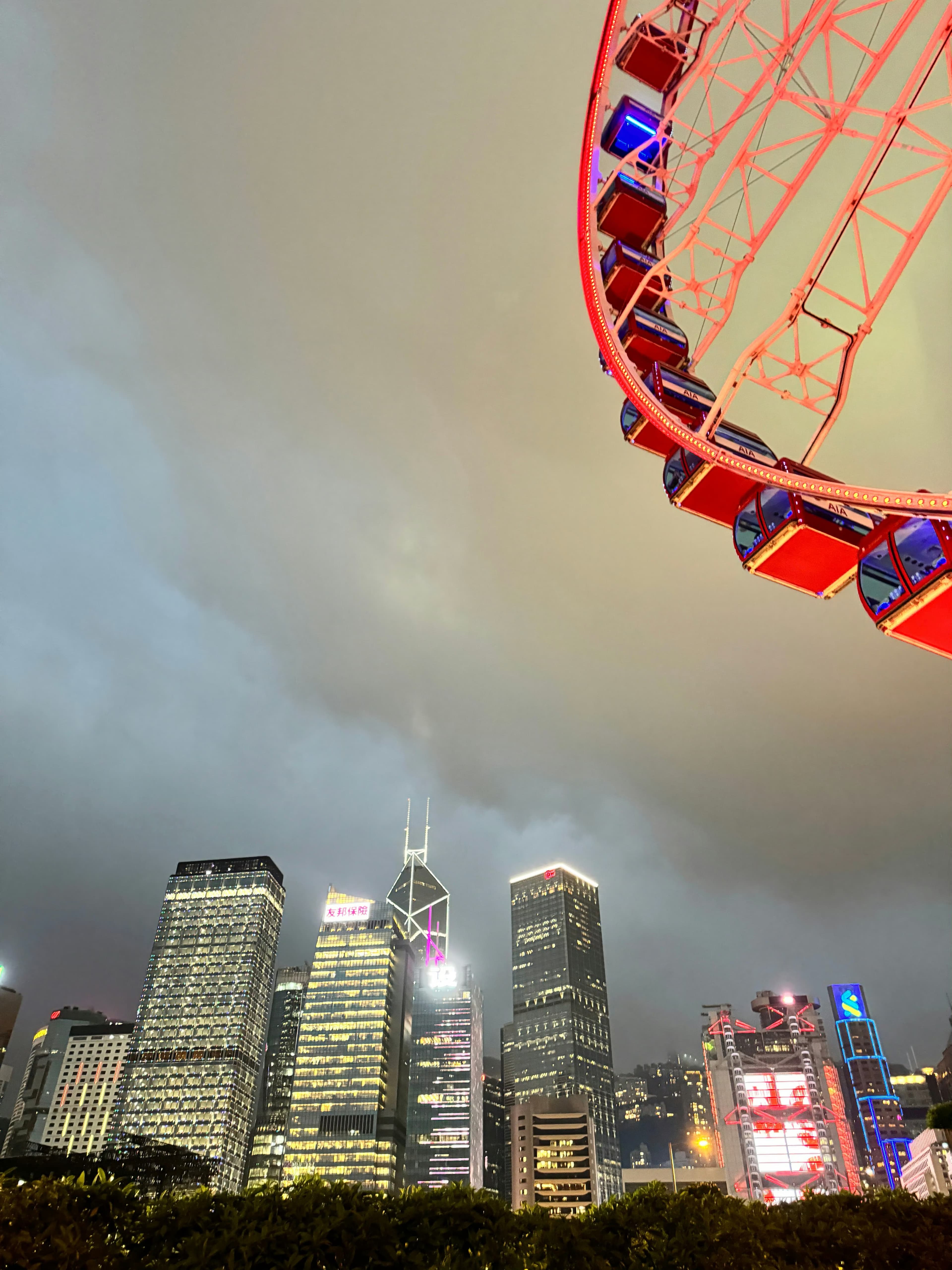 雨夜港岛,摩天轮转着转着就停在了霓虹里封面图