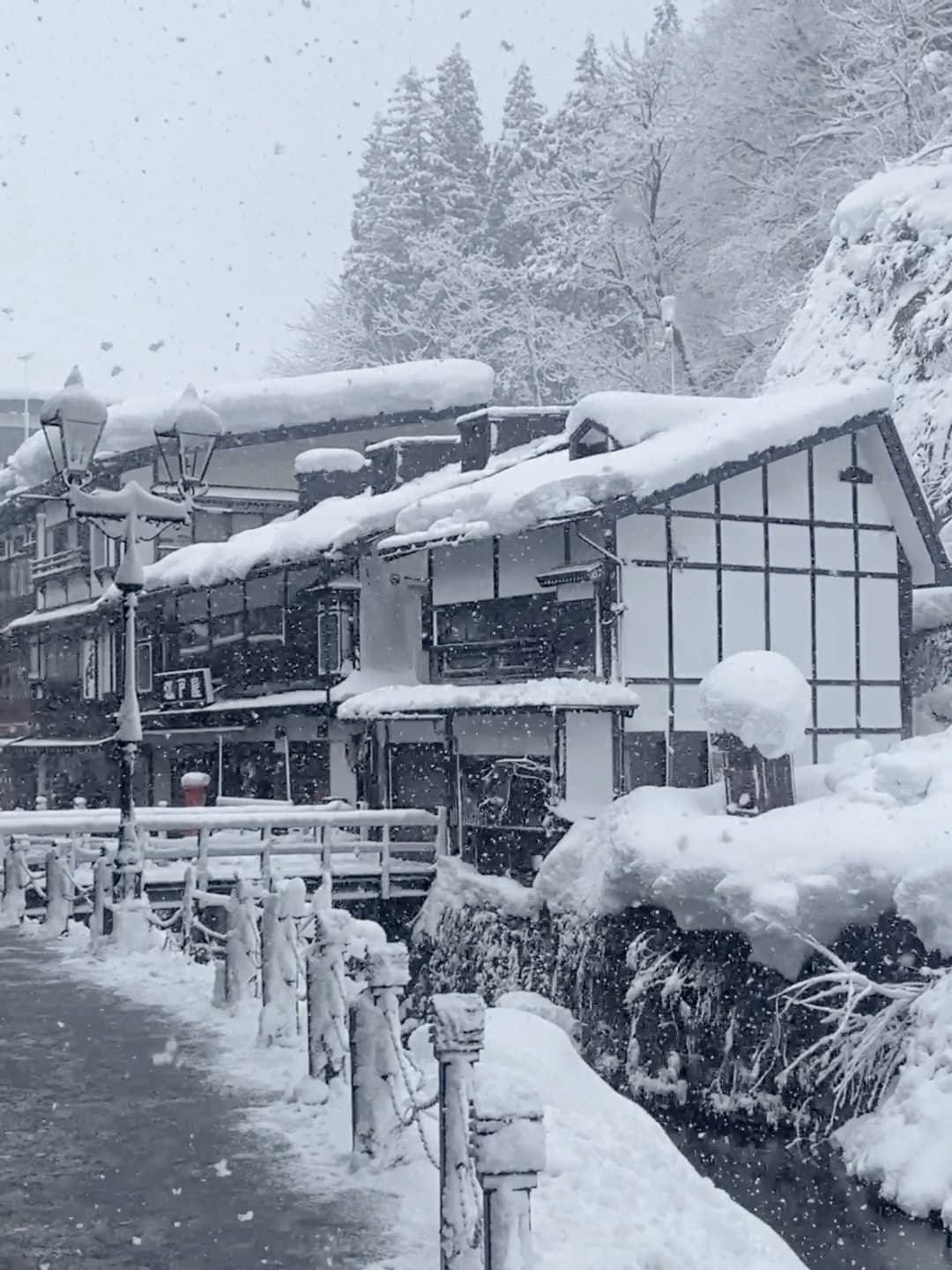 雪天路过这排老屋,突然想回家煮碗热汤面了…封面图