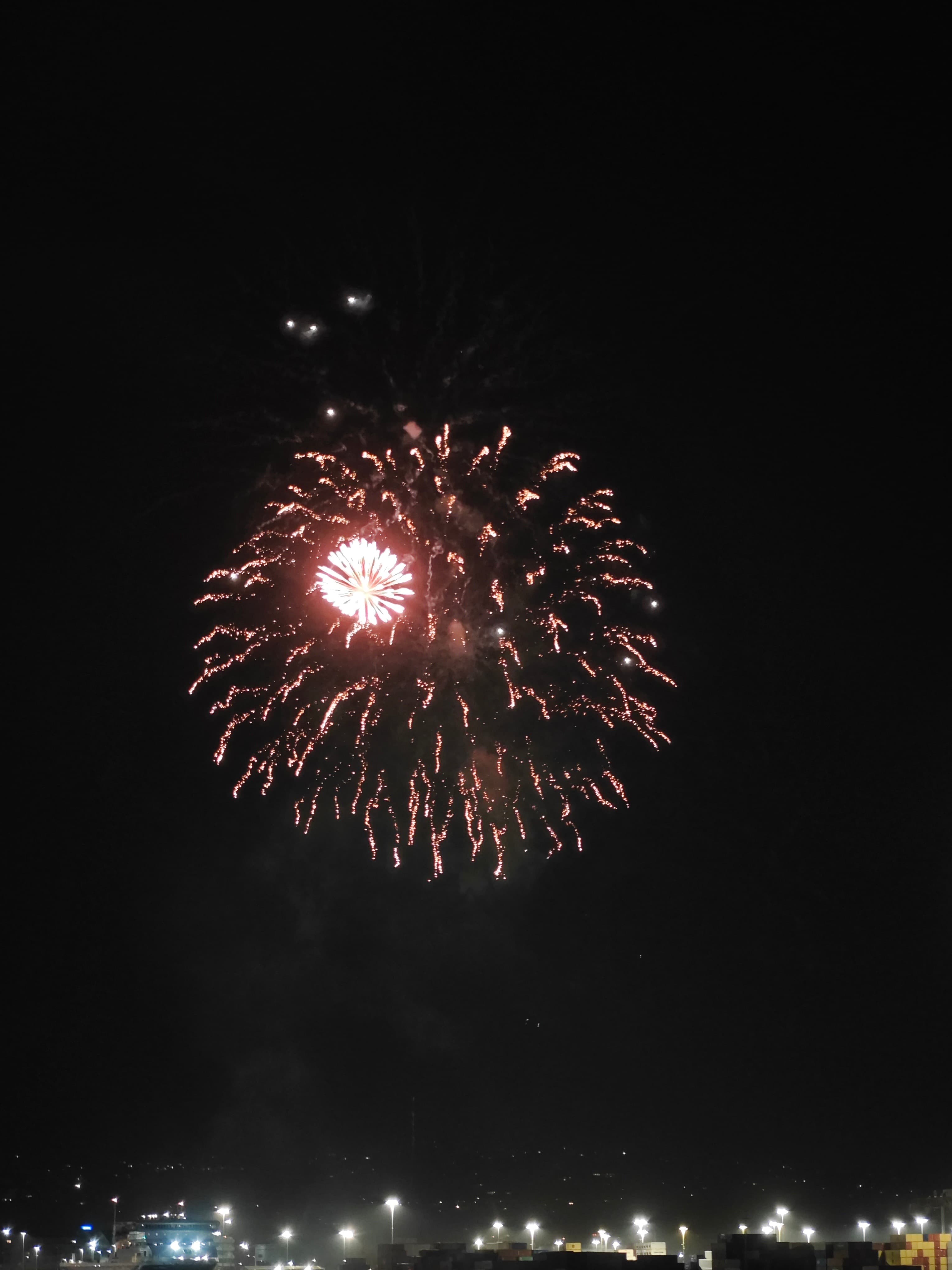 半夜被烟花吵醒,拉开窗帘发现——原来不是梦!✨封面图