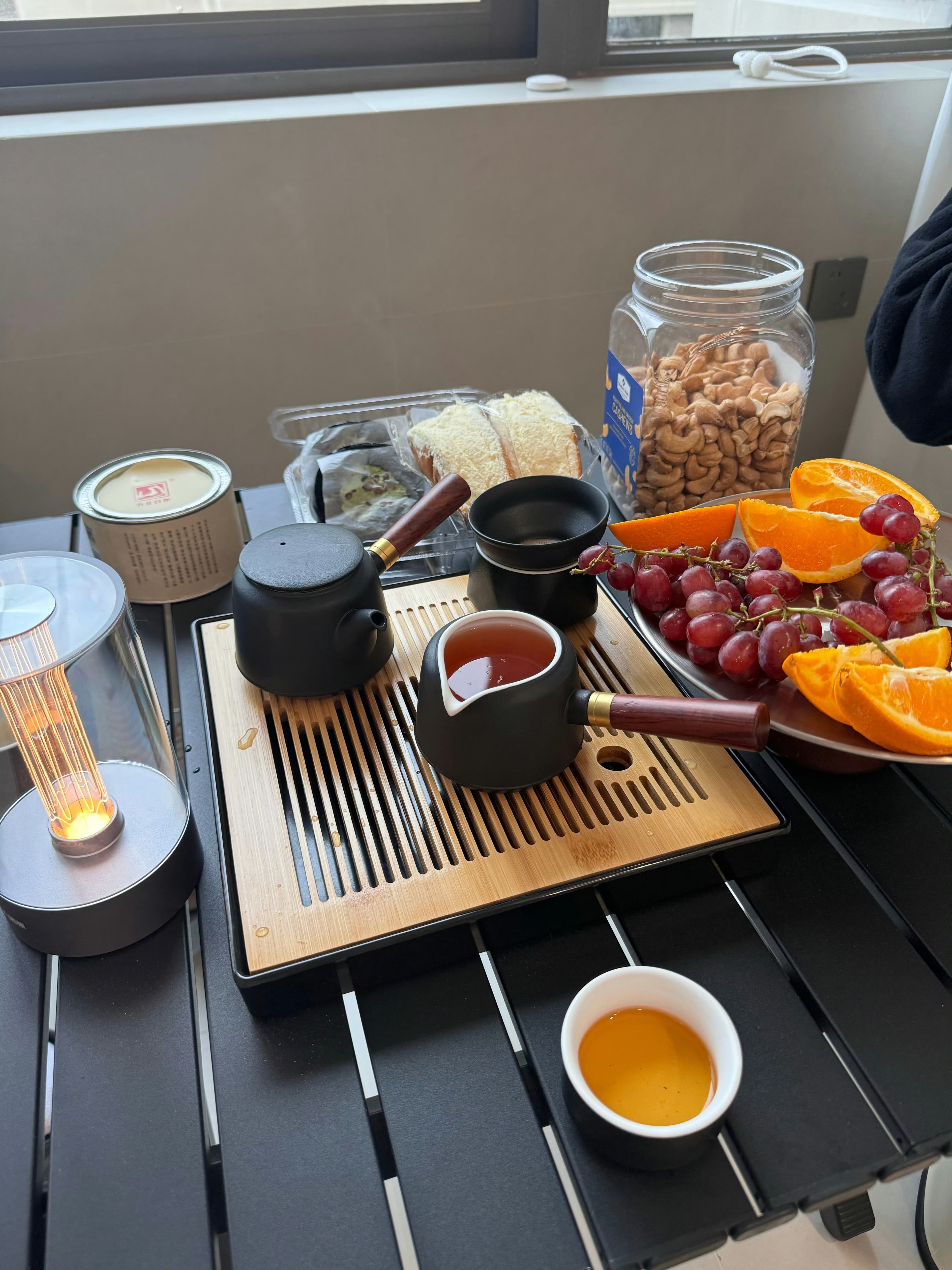 下班回家发现窗台边摆了份小确幸：茶香+水果+暖灯，谁懂啊！封面图