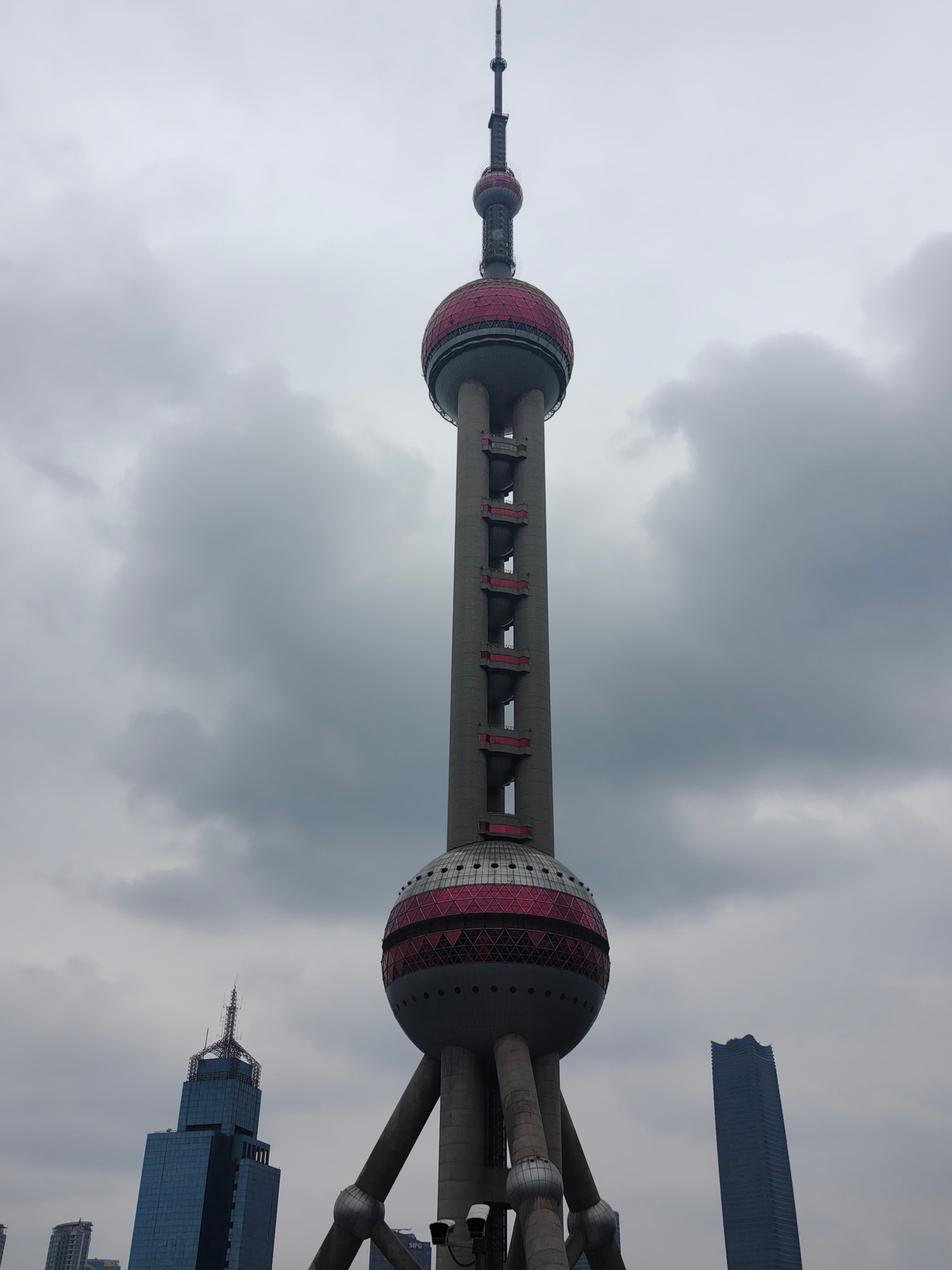阴天拍的东方明珠，红球配灰云反而有种复古胶片感～封面图