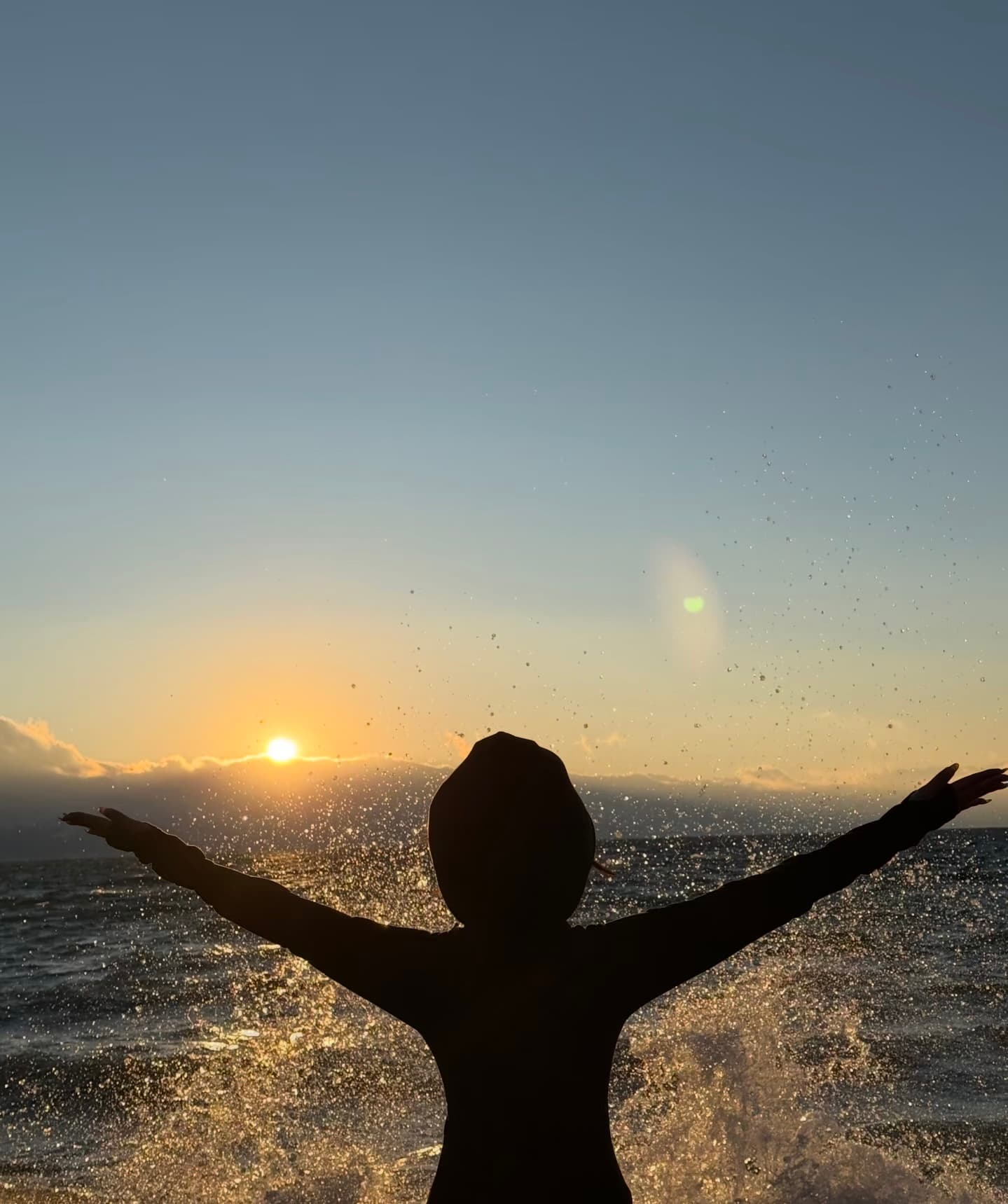 夕阳下张开双臂的瞬间，海浪也跟着一起欢呼🌊封面图