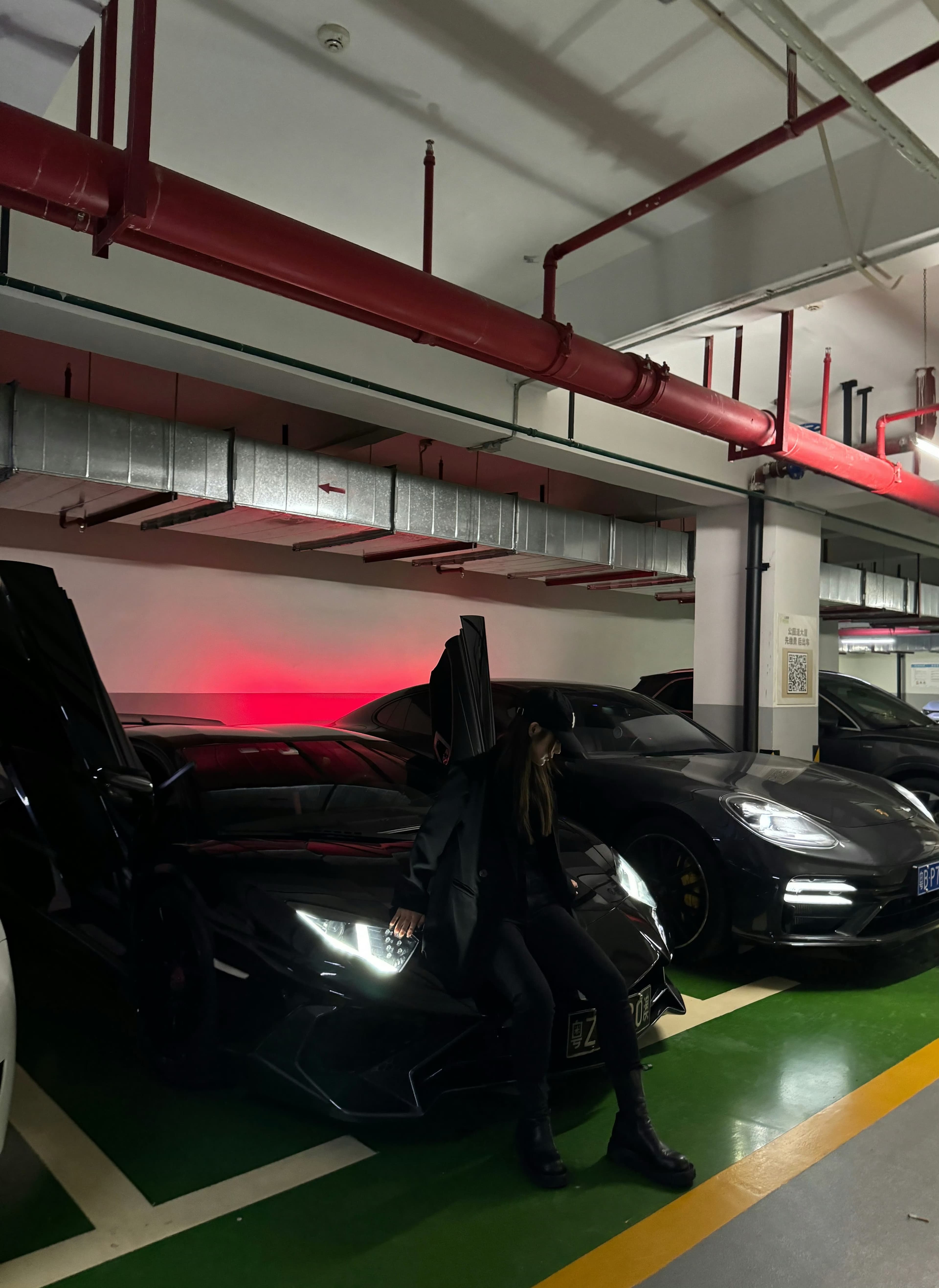 地下车库的红光时刻｜黑衣女孩+剪刀门兰博，谁懂这氛围感？封面图