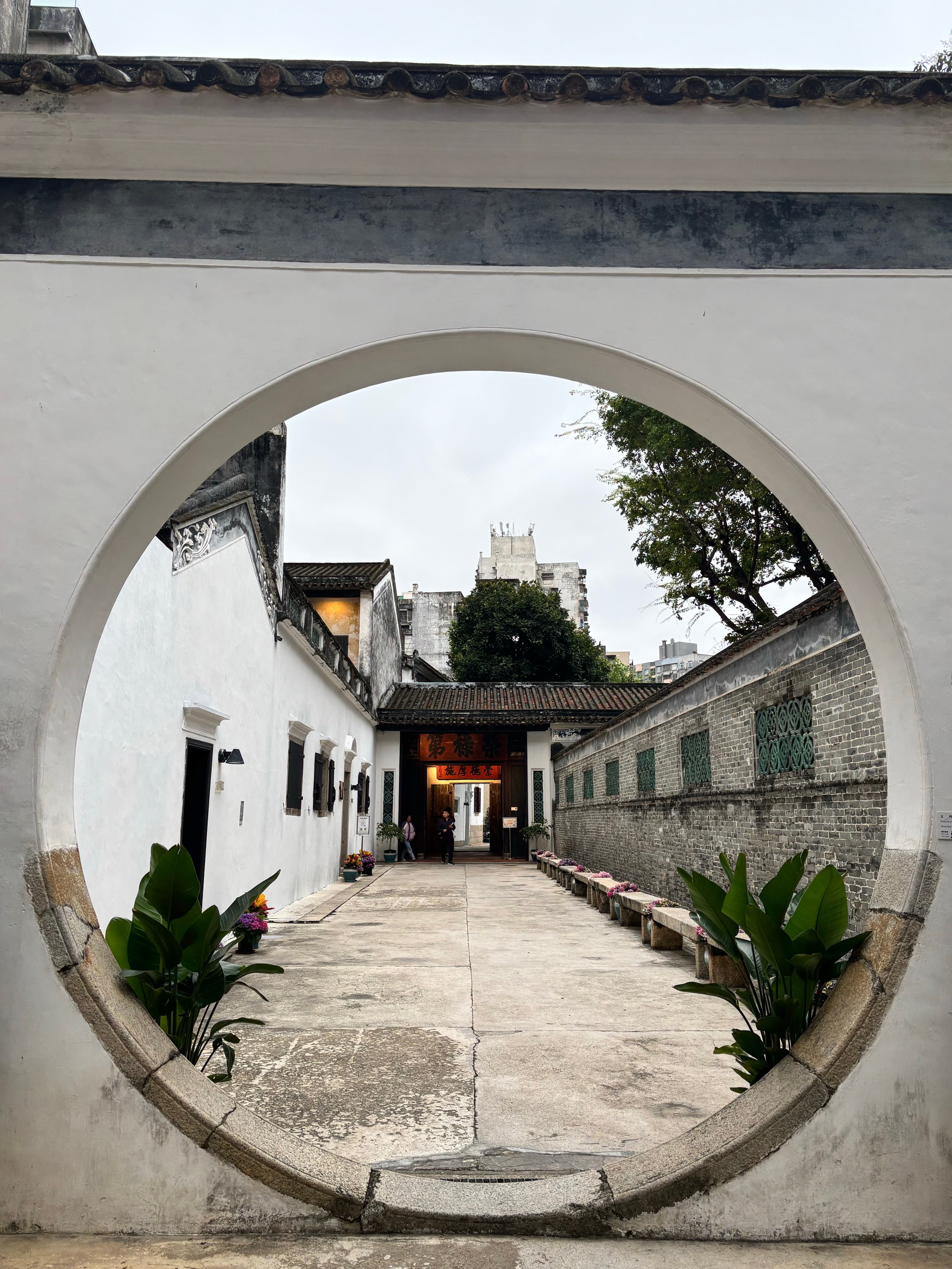 路过岭南老宅，被这个圆门框住了心——像极了人生该有的留白封面图