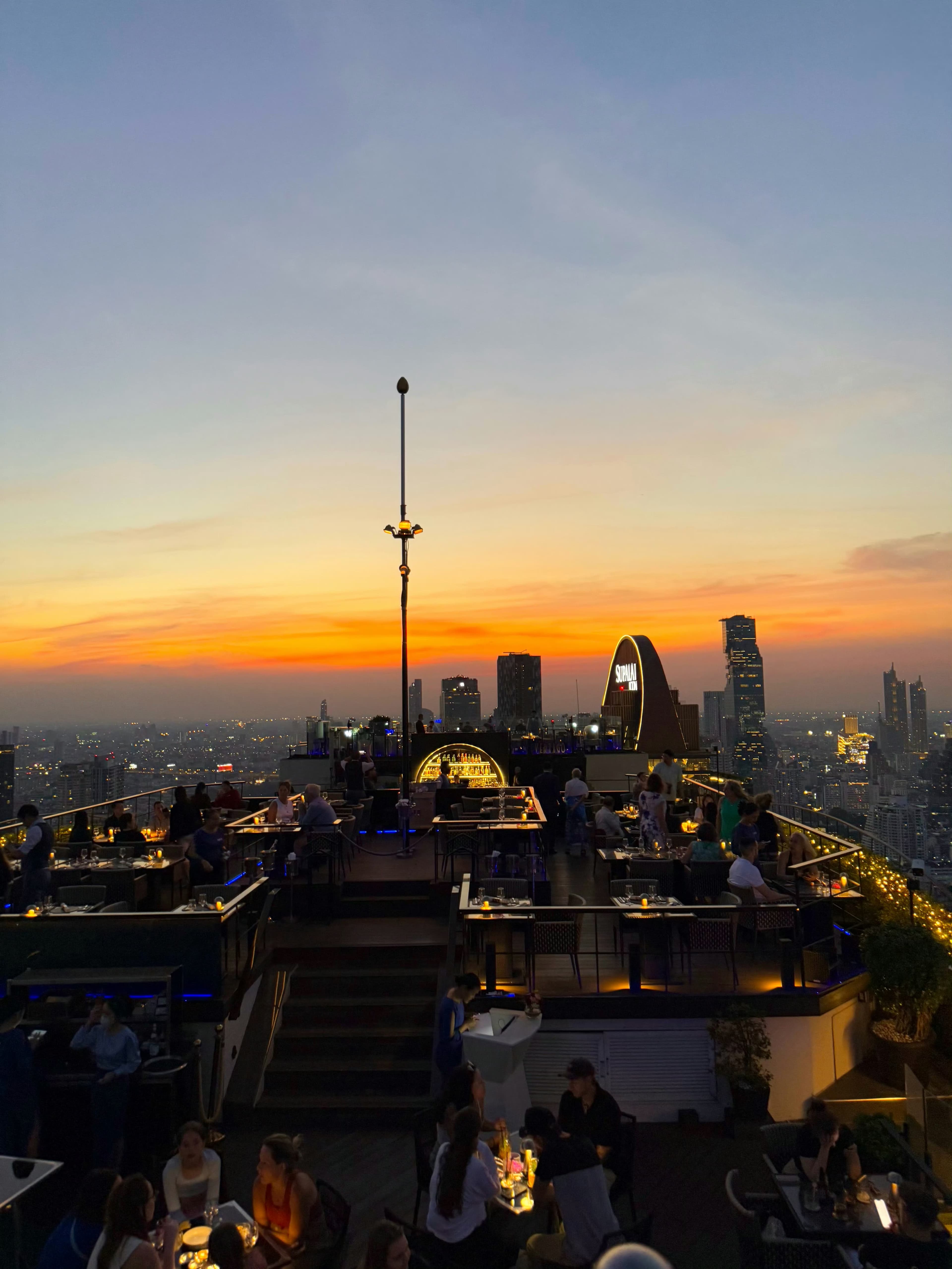 下班后偷溜到屋顶喝杯酒，看夕阳把曼谷染成焦糖色✨封面图