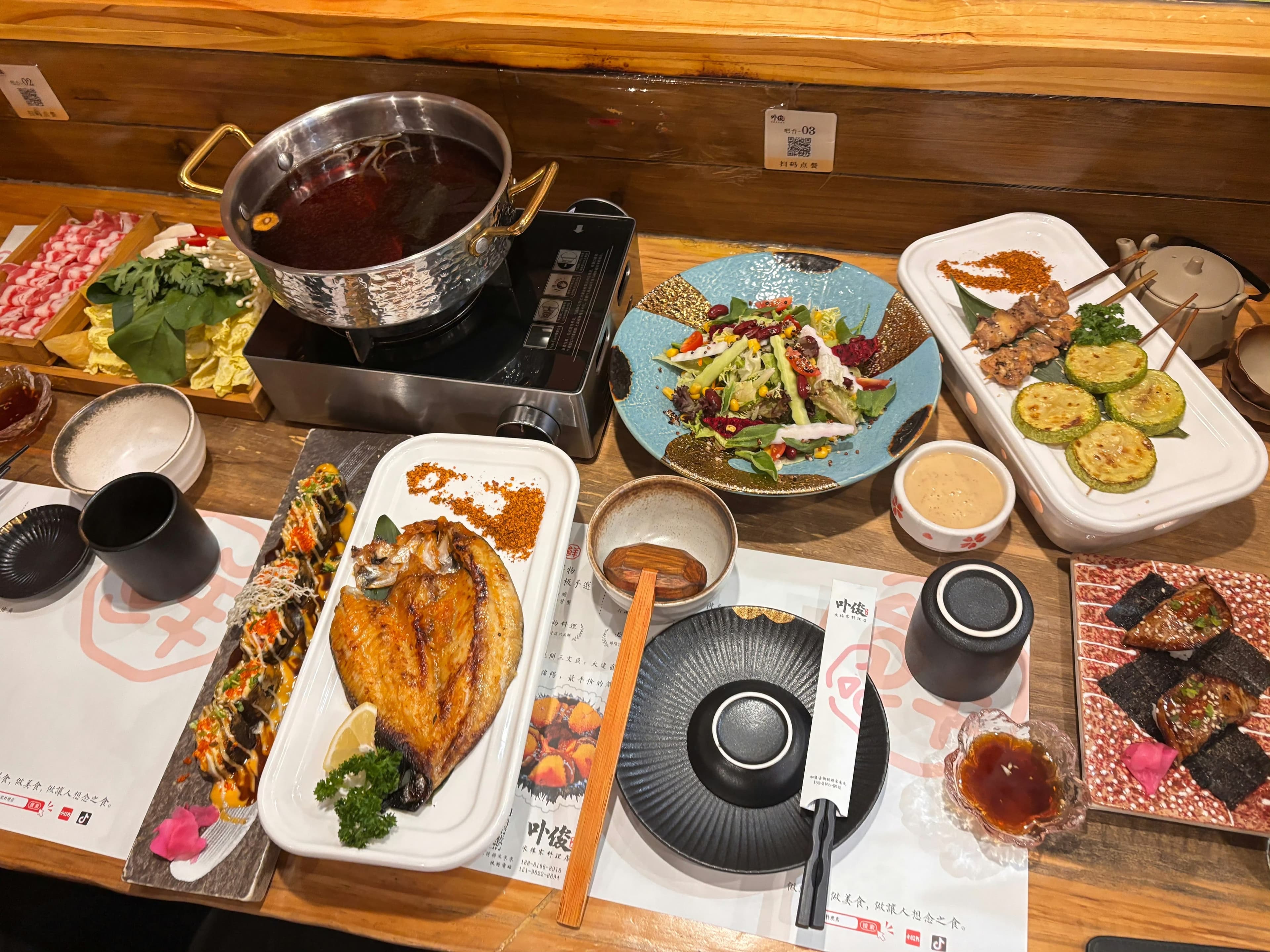 火锅局+烤鱼+小菜拼盘，这桌能吃仨月？！封面图