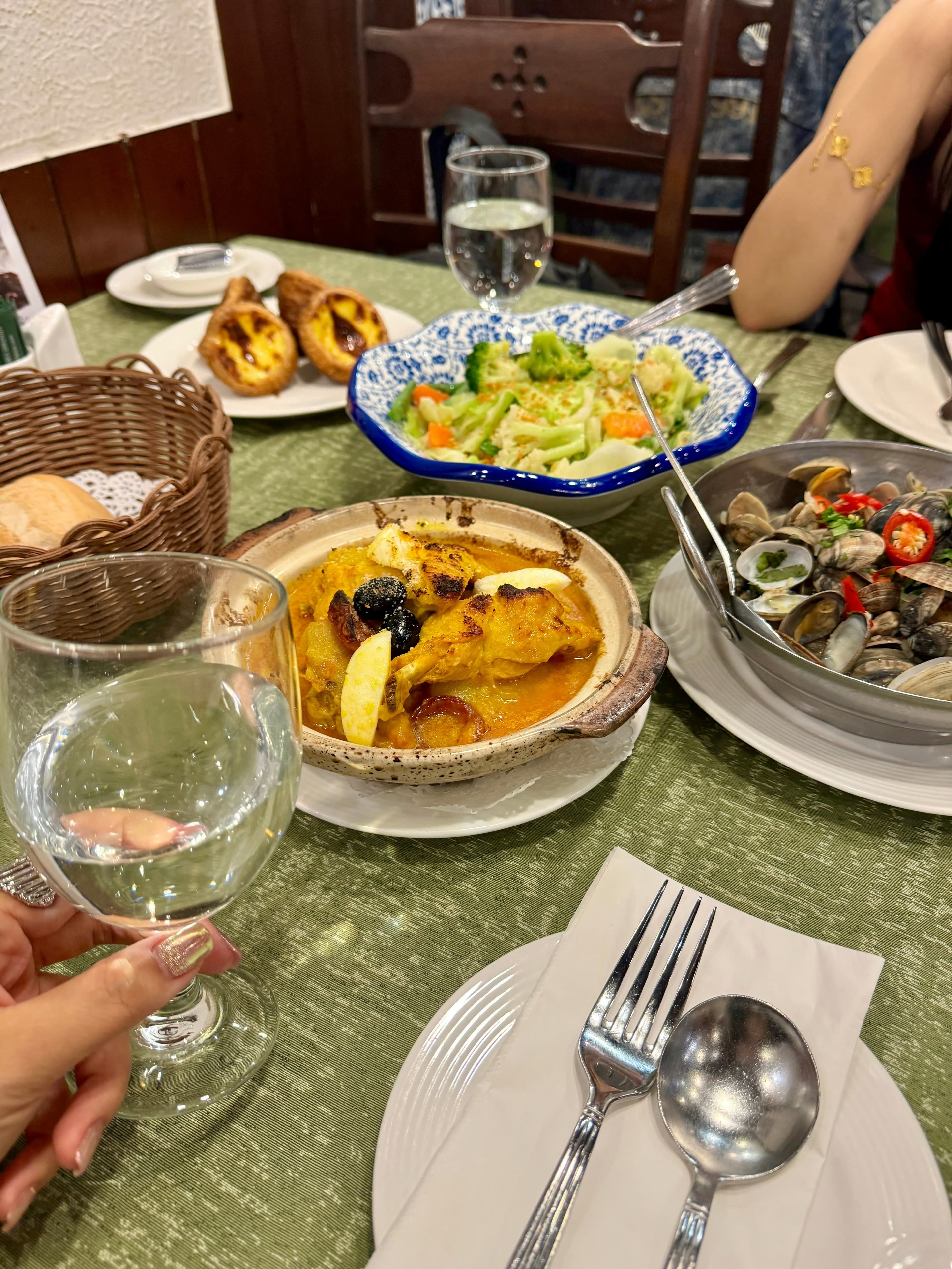 澳门街边老店的黄昏饭局｜葡式蛋挞+海鲜锅+鸡饭，谁懂啊！封面图