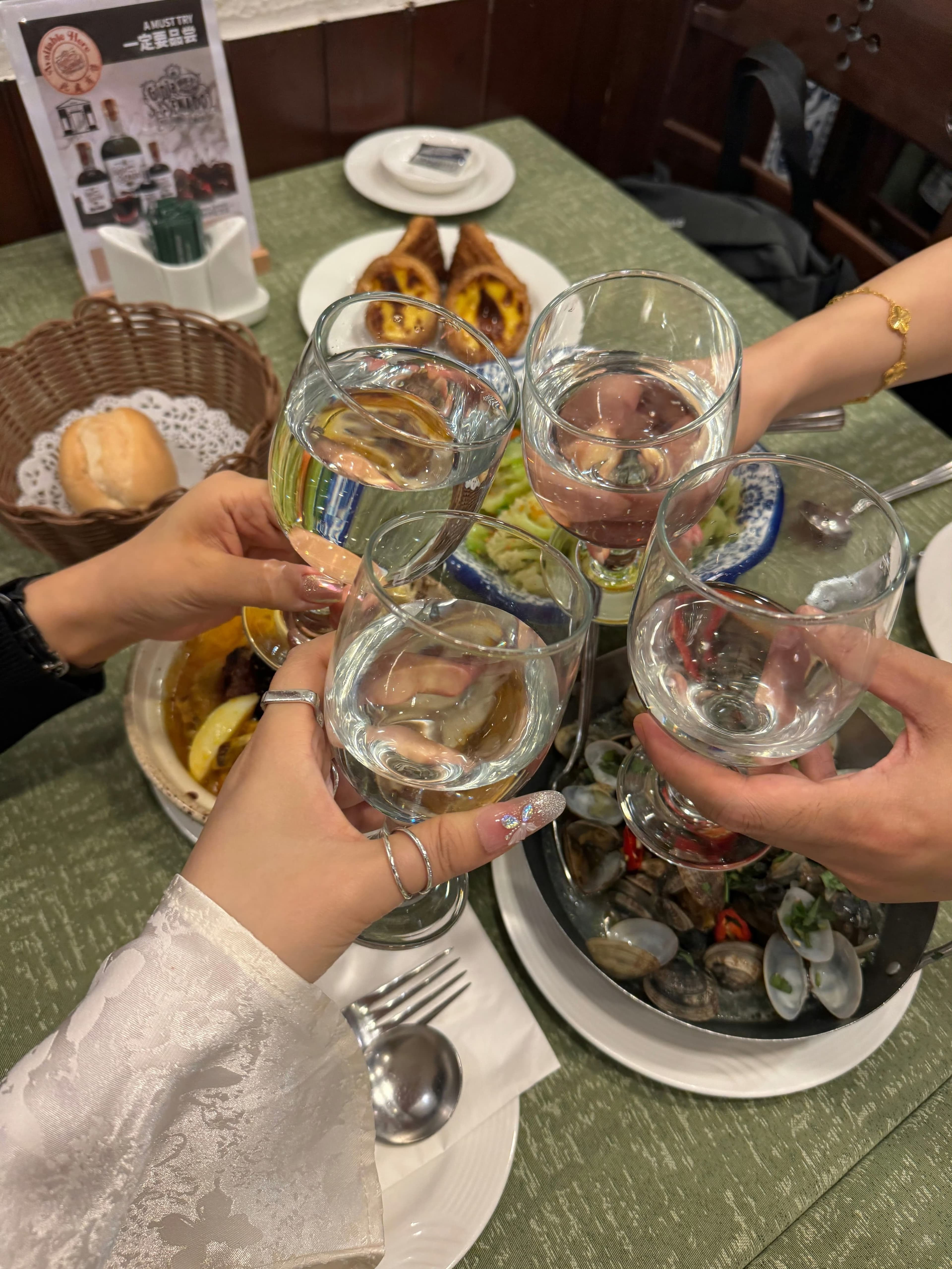 闺蜜聚餐的高光时刻：四杯水碰在一起，连玻璃都闪了光✨封面图