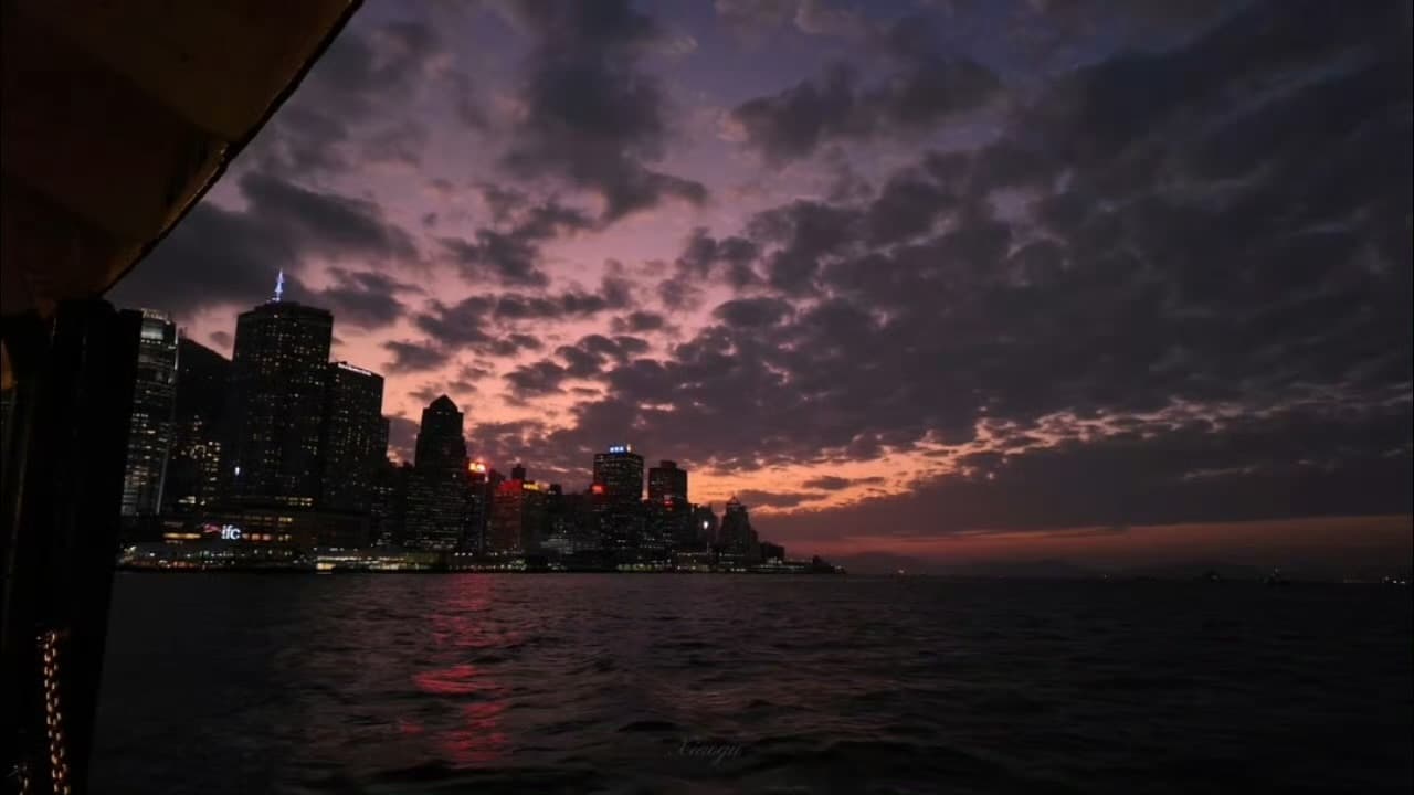 傍晚坐船回港，天边那抹紫红像打翻的颜料盘封面图