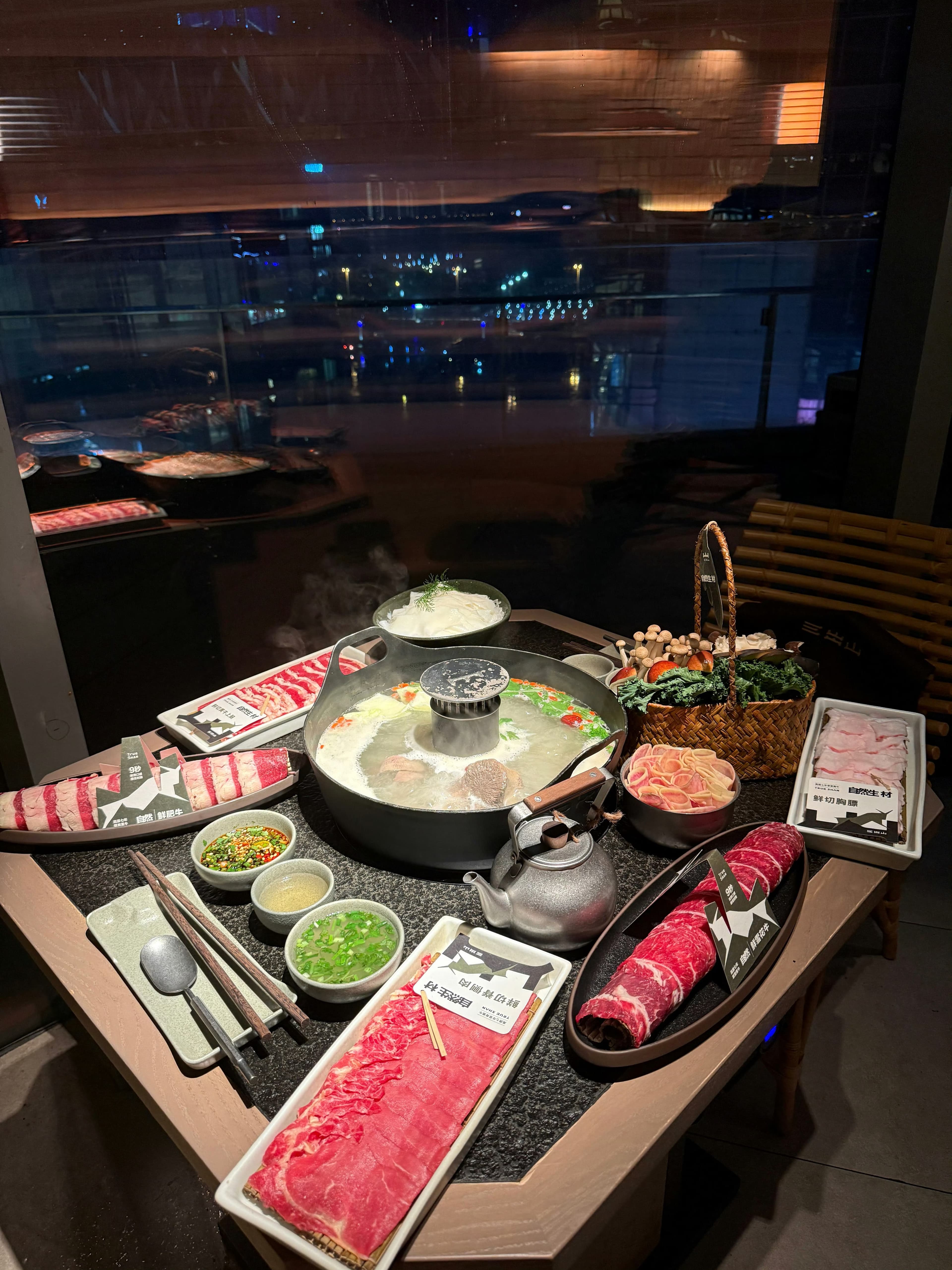 深夜火锅局|窗外是城市心跳,锅里是人间烟火封面图