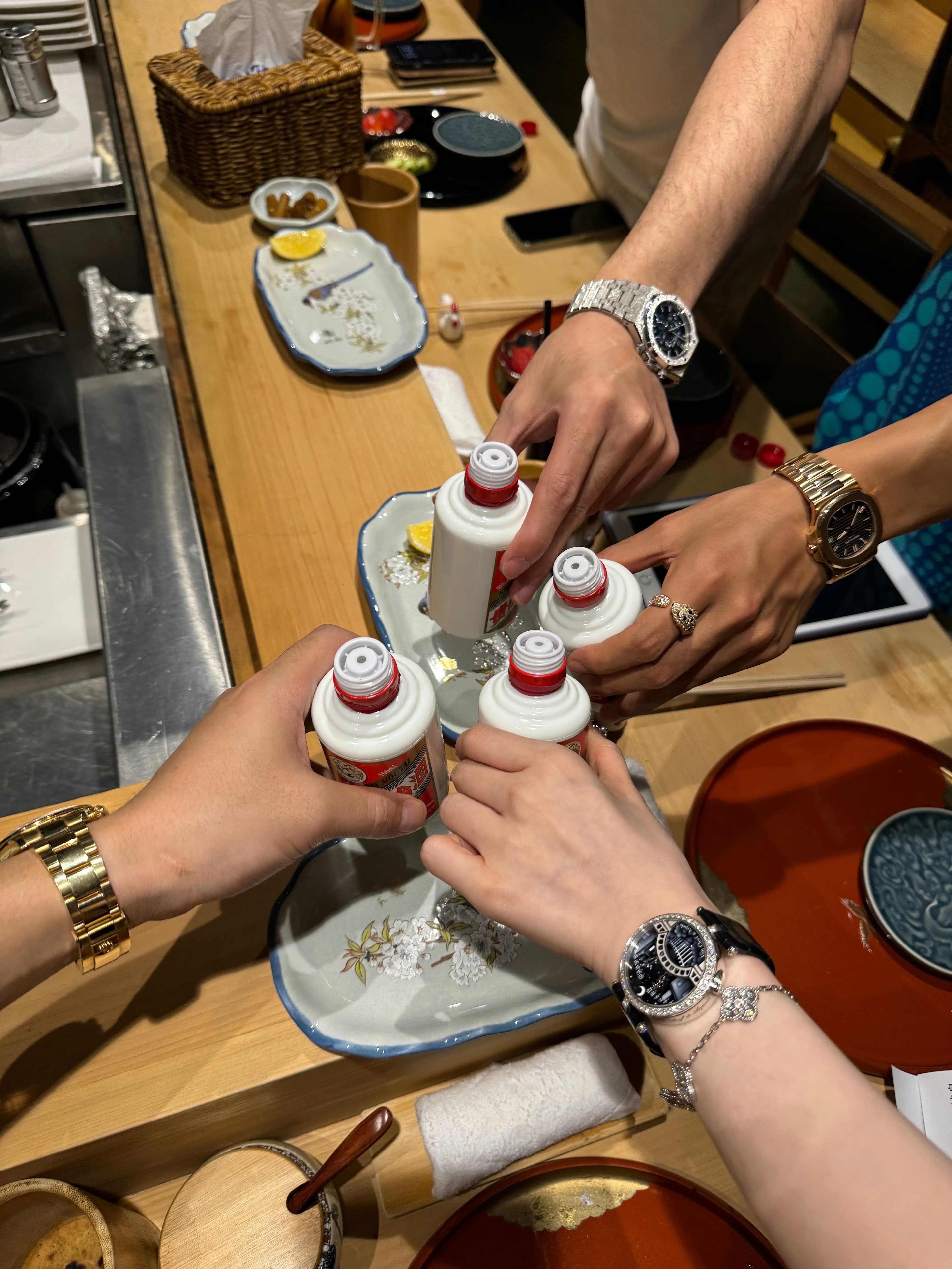 今晚在小馆子碰杯,四瓶茅台?不,是四瓶‘白瓷瓶’!封面图