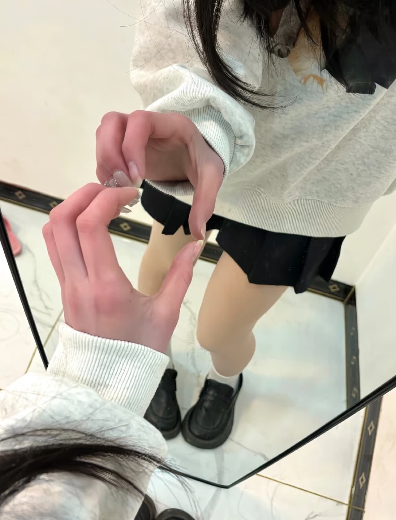 新做的法式美甲,镜子里的自己突然有点可爱~封面图