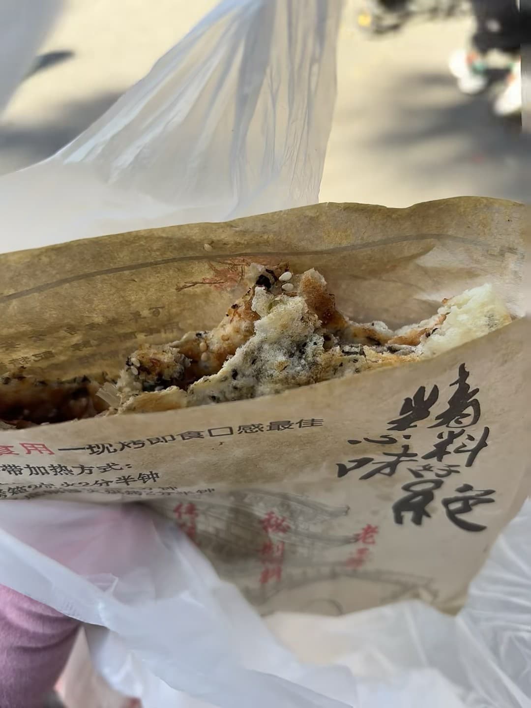 街头纸包里的焦香，是这周最治愈的意外封面图