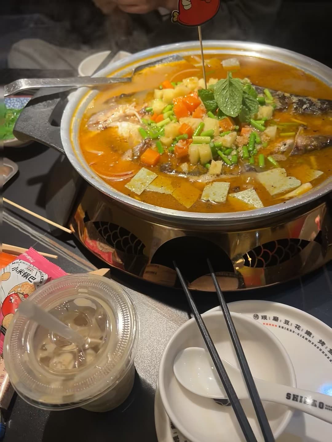 今天在街角小馆子被这锅鱼汤治愈了…热乎乎的,连汤都喝光了封面图