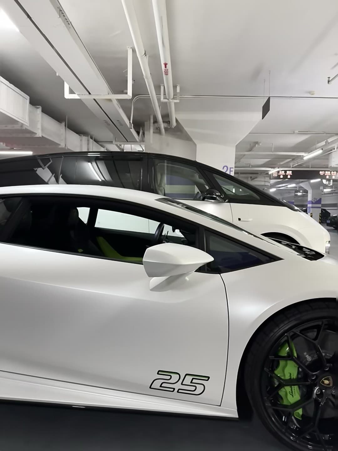 地下车库的白月光，25周年限定版 Lamborghini…今天在2F停了辆会呼吸的跑车封面图
