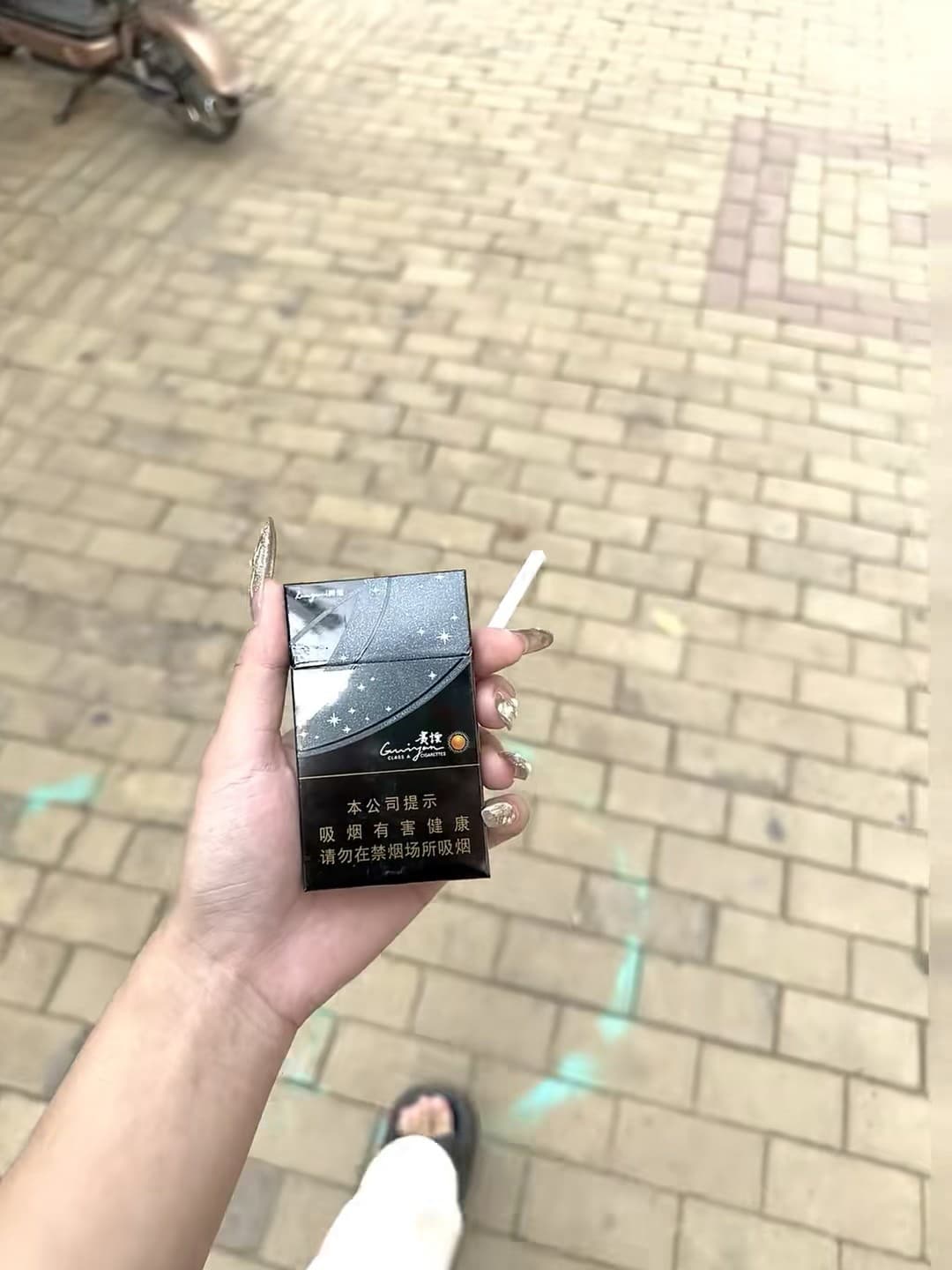 路过街角便利店，顺手买包烟——这包装有点赛博朋克？封面图
