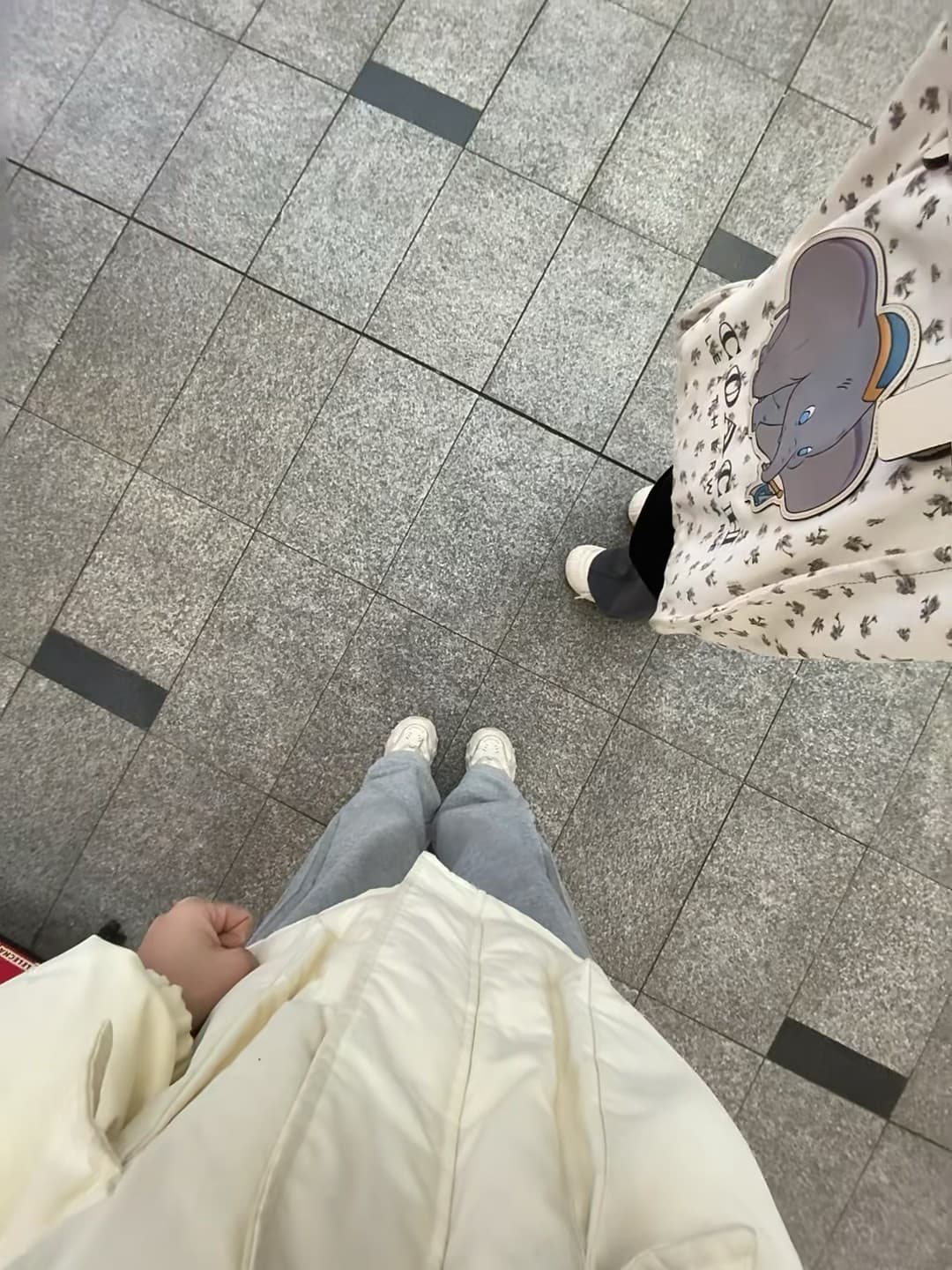 地铁站偶遇小飞象，连鞋带都偷偷在笑 😄封面图