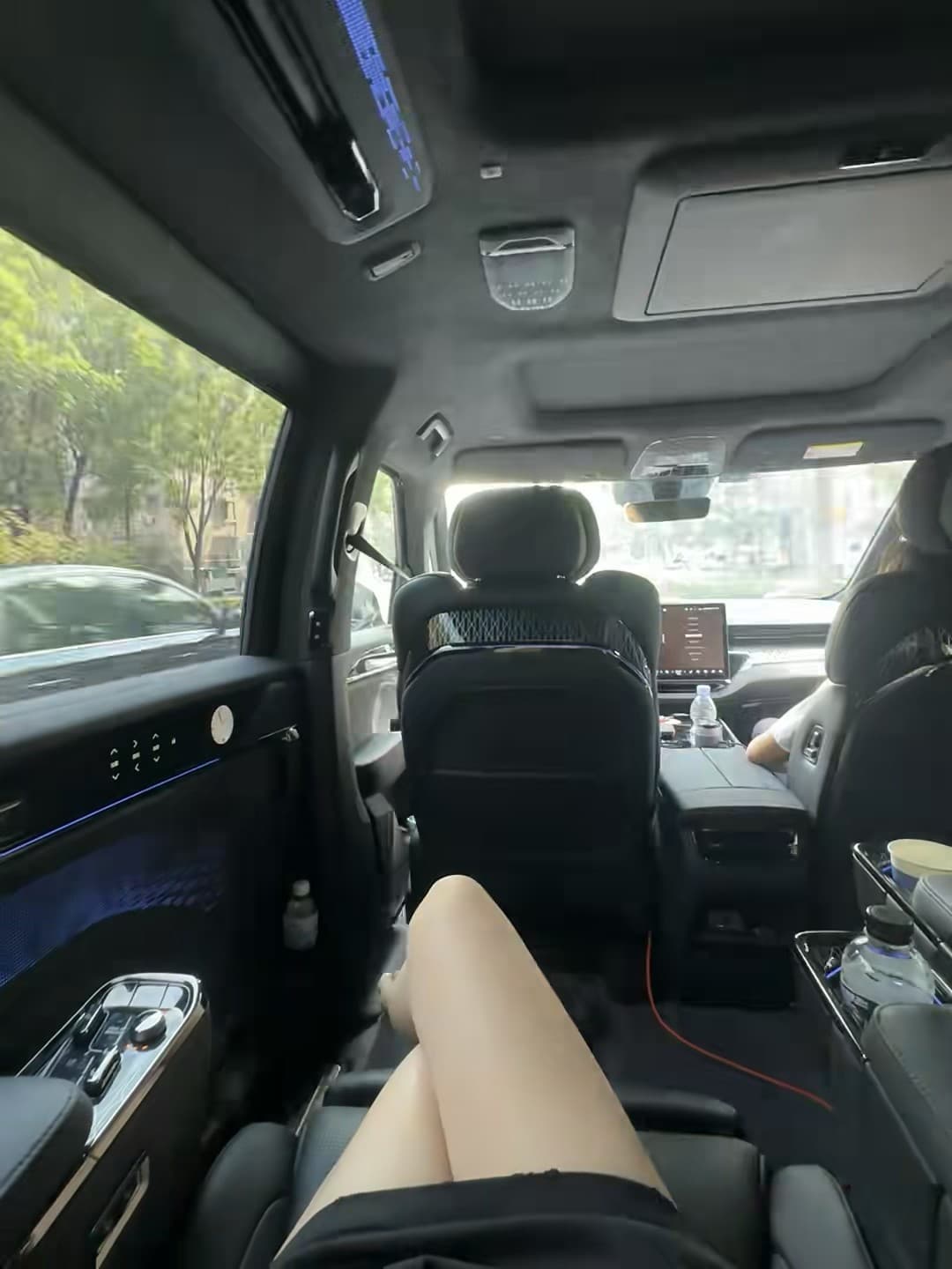 后座躺平的快乐，今天在City Centre坐了辆会发光的商务车 🚗封面图