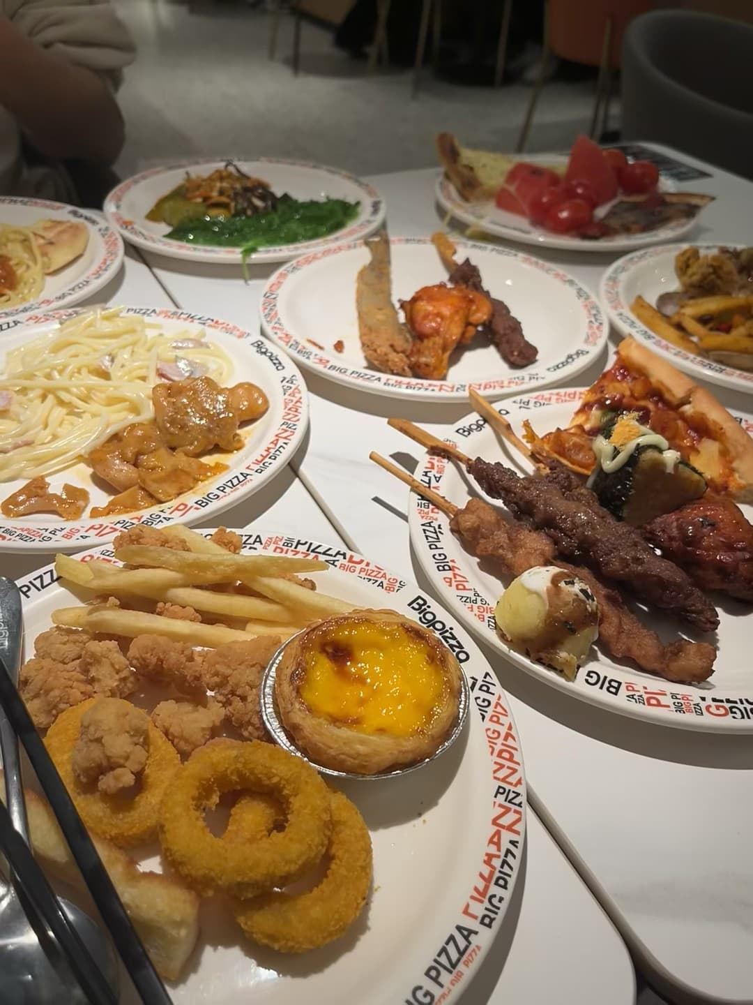 今天在Big Pizza啃完一桌，连盘子都印着‘BIG PIZZA’…谁懂啊！封面图