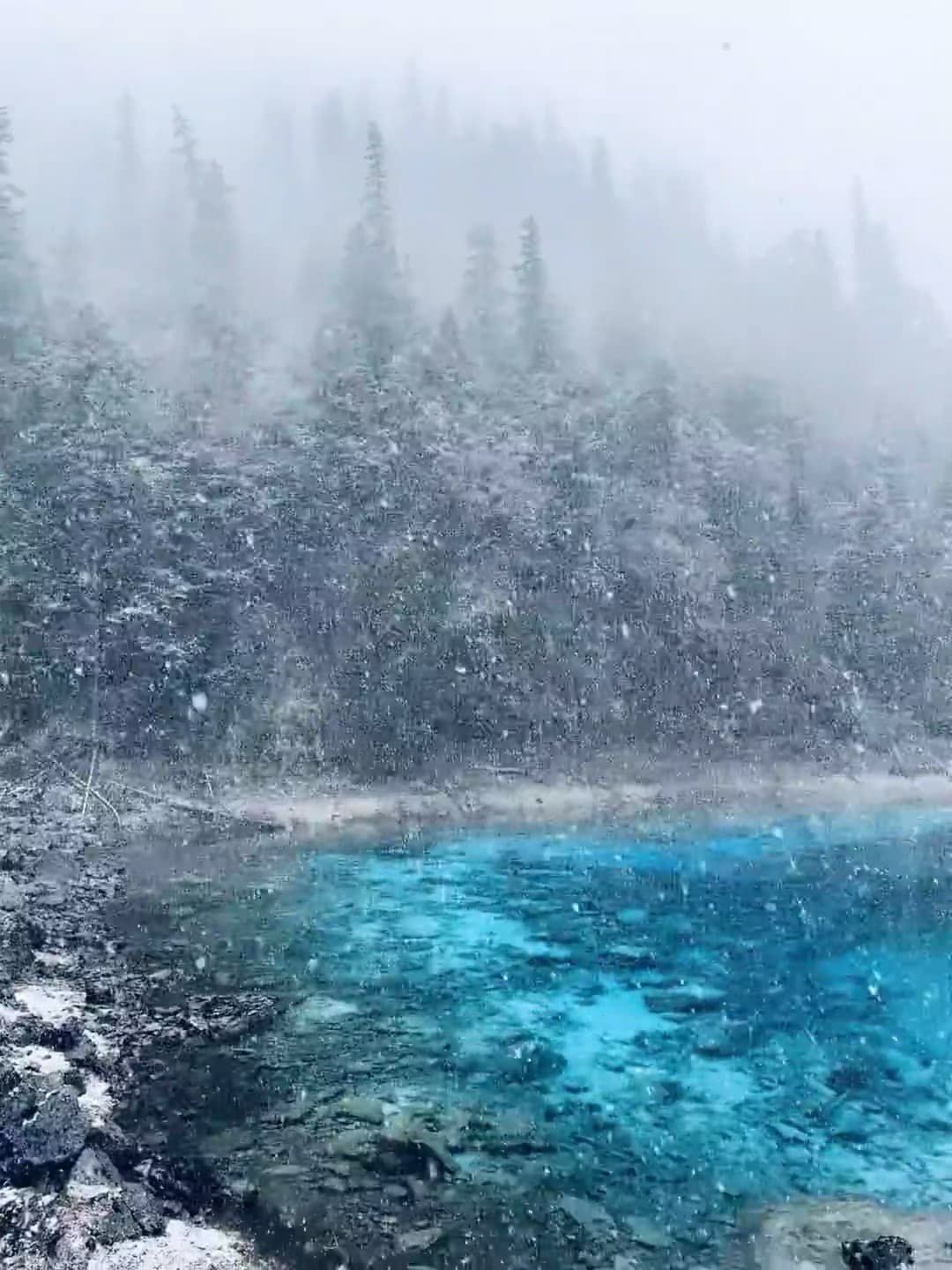 雪天撞见蓝得离谱的湖，像被施了魔法✨封面图