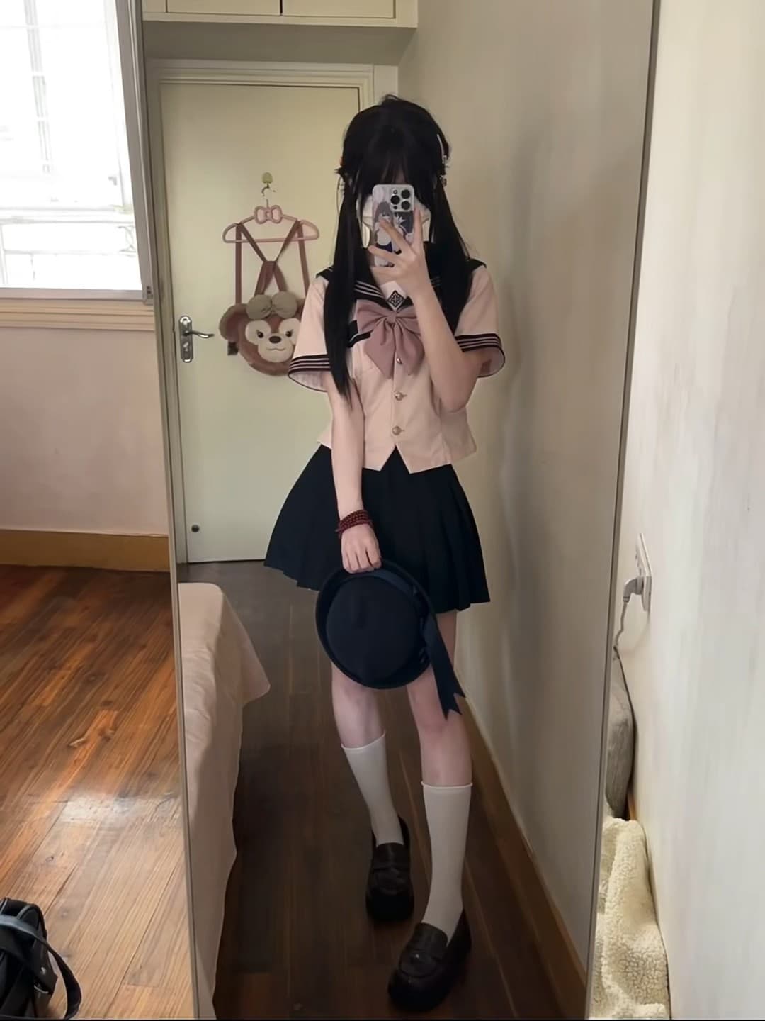 今天在公寓镜子前偷拍自己，新买的水手服配黑帽超甜～封面图