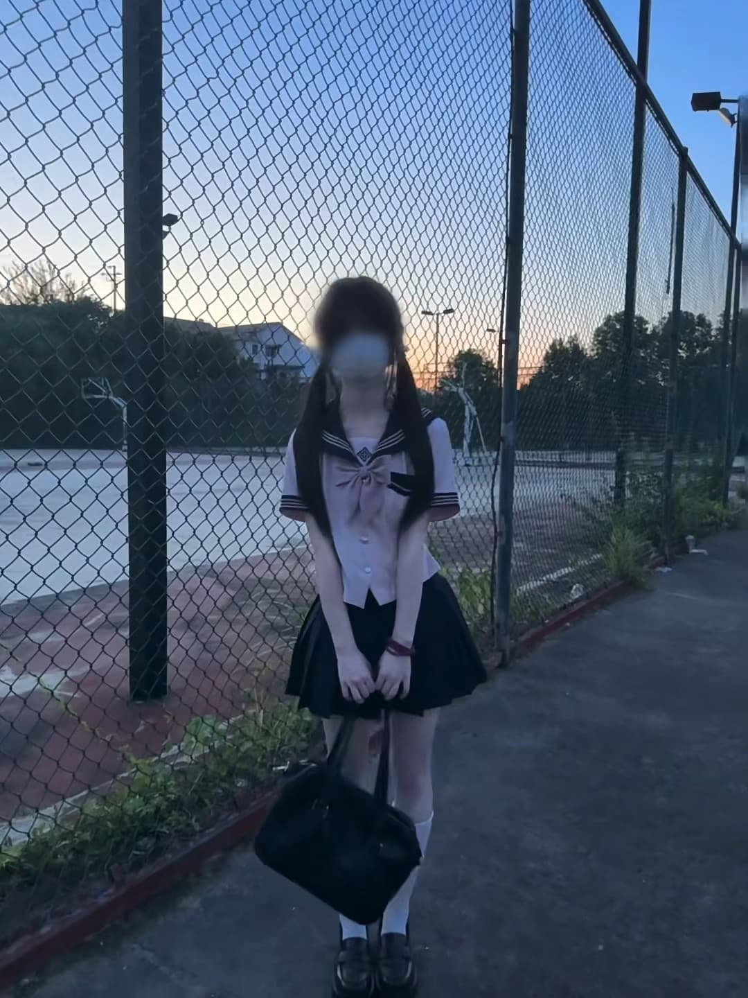 傍晚的铁丝网前,突然被自己这身水手服钓成小猫封面图