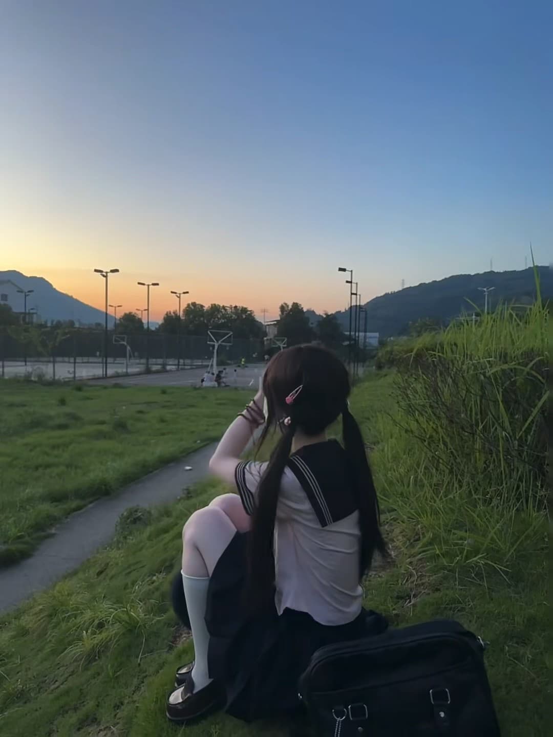 傍晚蹲在操场边看日落,校服和草地更配了 🌅封面图