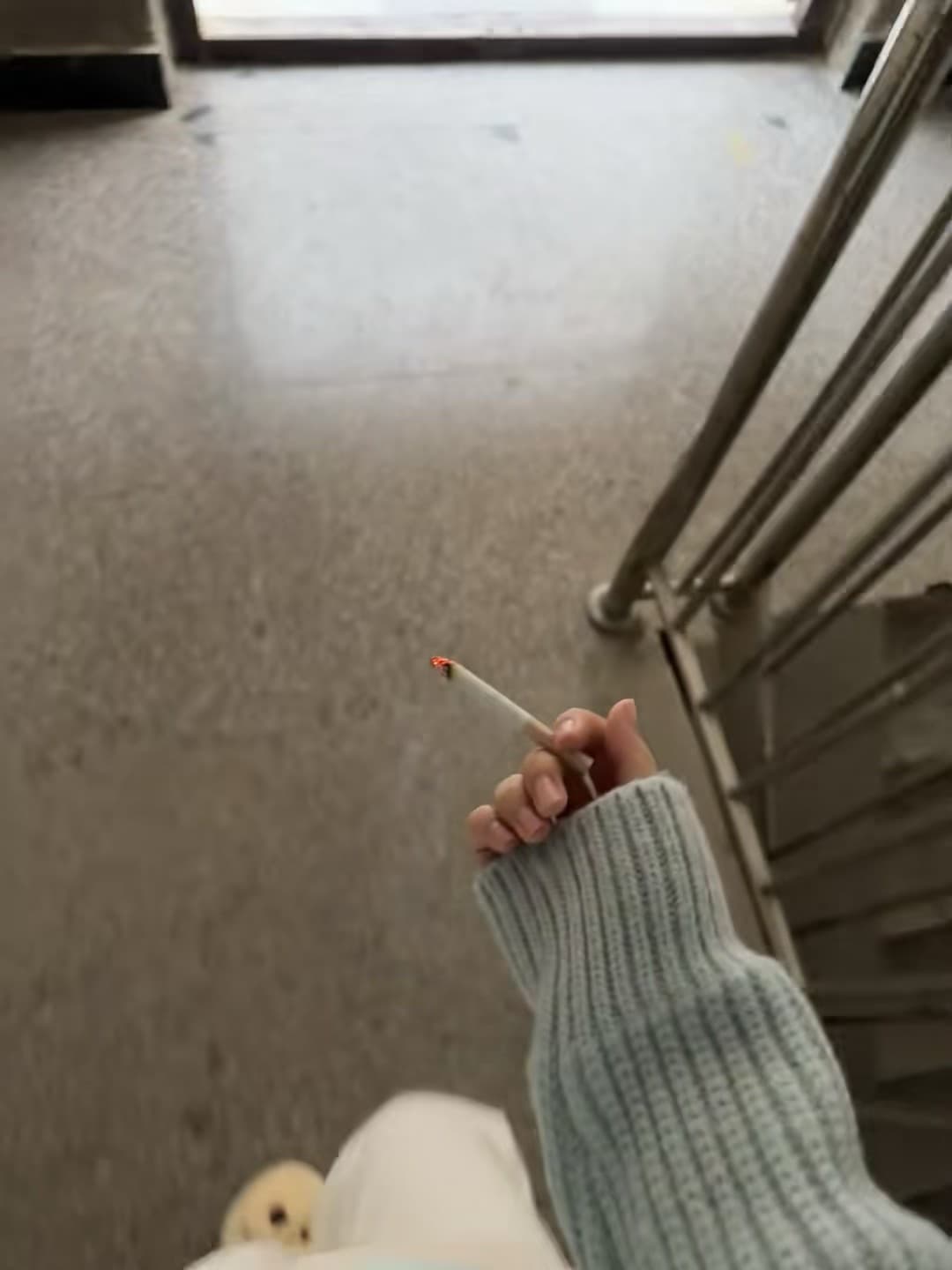 楼梯间偷抽一口，被风卷走的烟灰像极了我今天的心情封面图