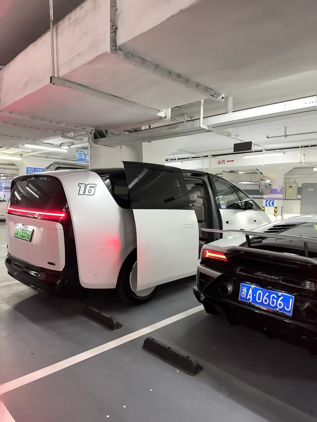 地下车库的撞色组合：白色方盒子 vs 黑色小跑车 🚗💨封面图