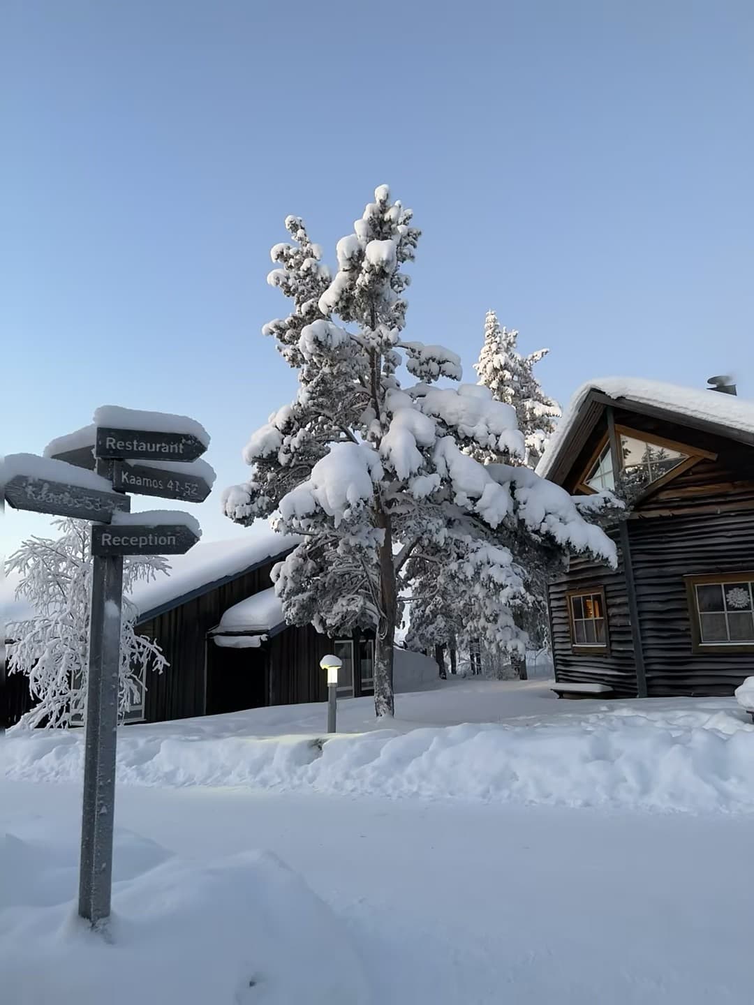 雪封木屋的清晨，路牌上积着半指厚的雪｜芬兰冬日日常封面图
