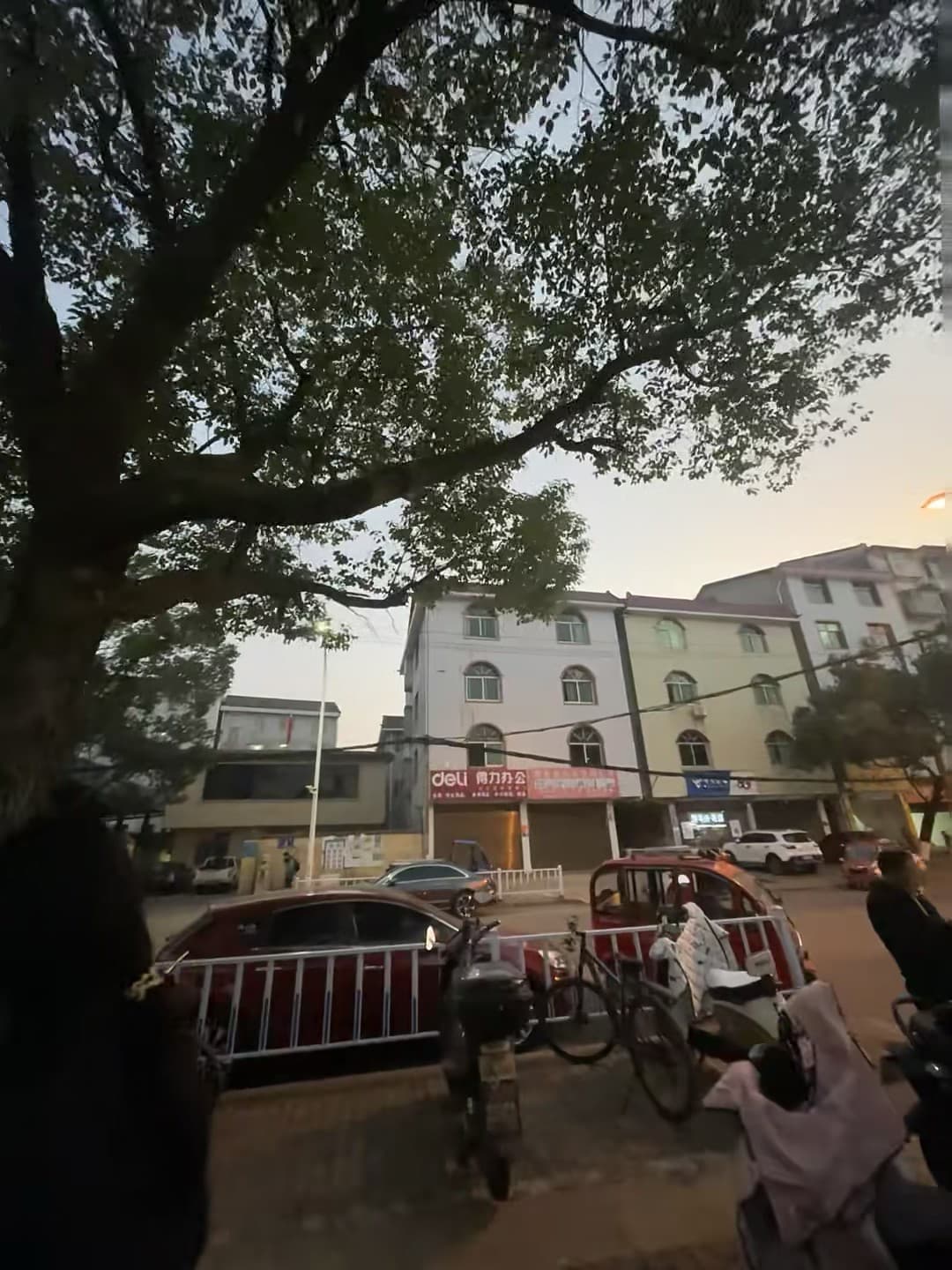 傍晚街角的树影和红车，像被按了慢放键封面图