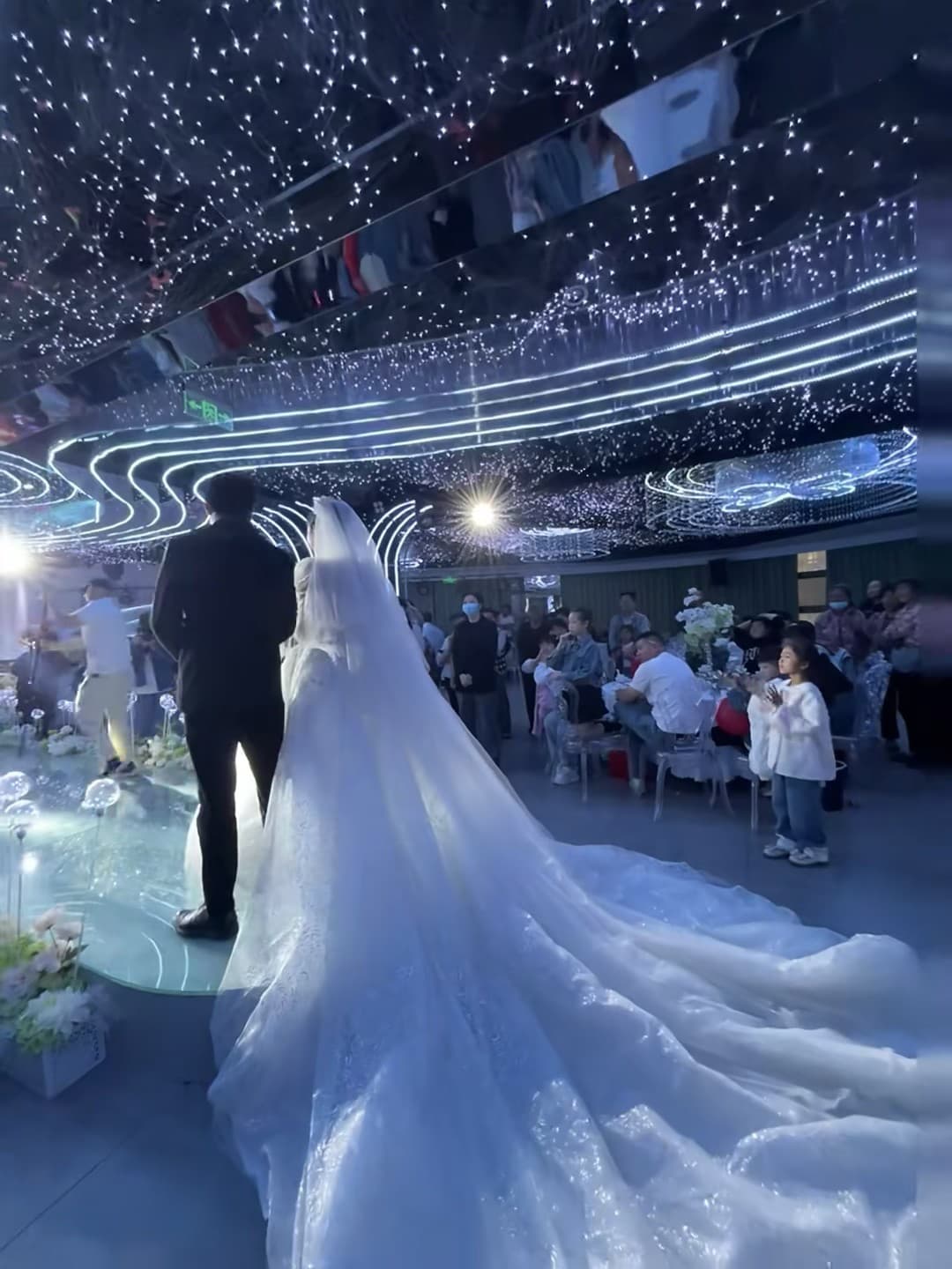 今天在The Starlight Hall看了一场银河婚礼✨ 裙摆拖了快10米,天花板全是星点光封面图