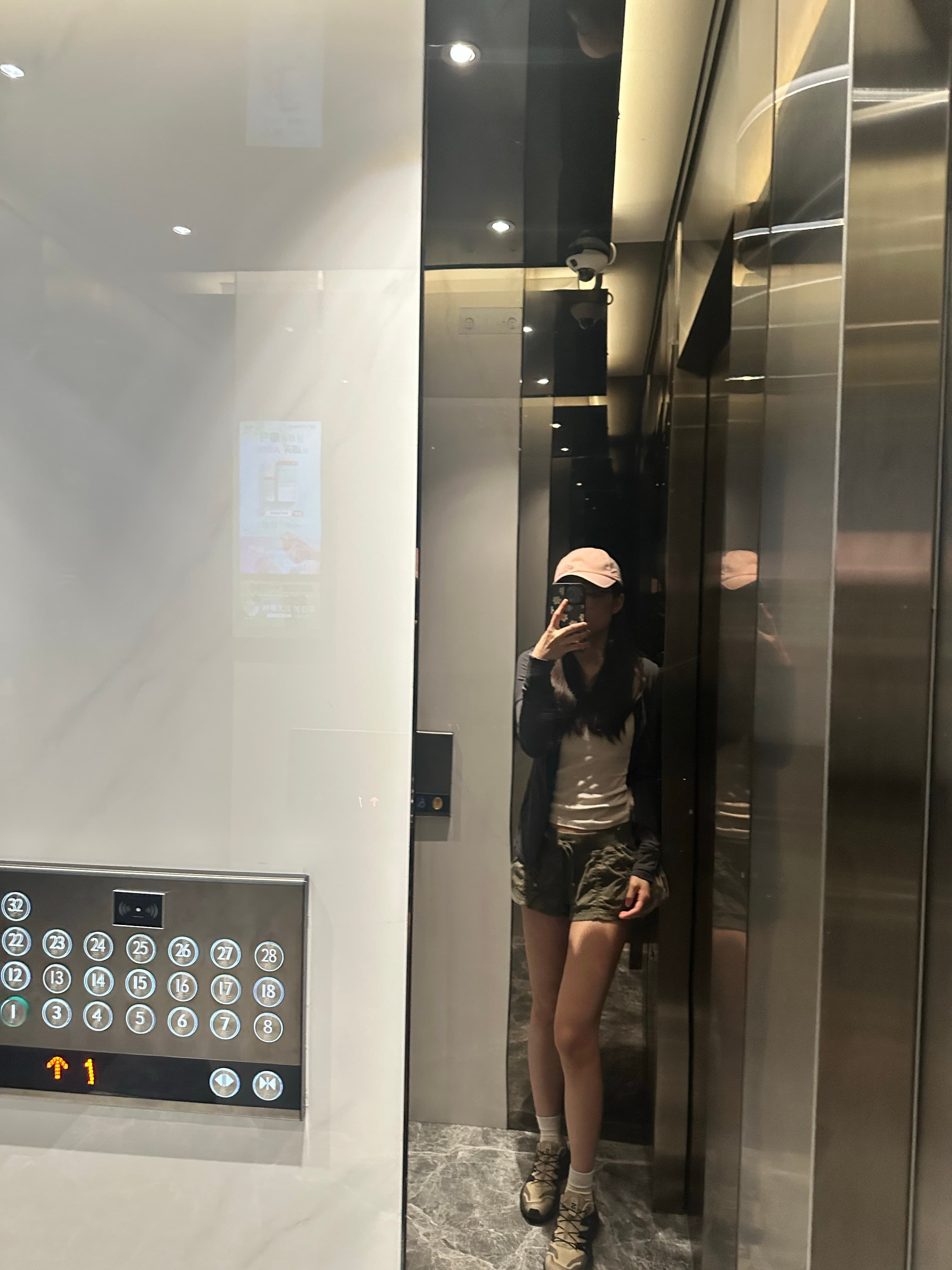 电梯镜子里的日常｜今天这身是‘出门即战损’风？封面图