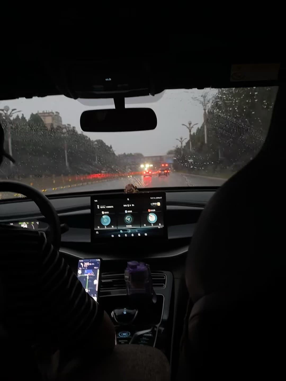 雨天通勤的静默时刻 🌧️ 车窗雾气+后视镜里的红光，像在看一场慢动作电影封面图