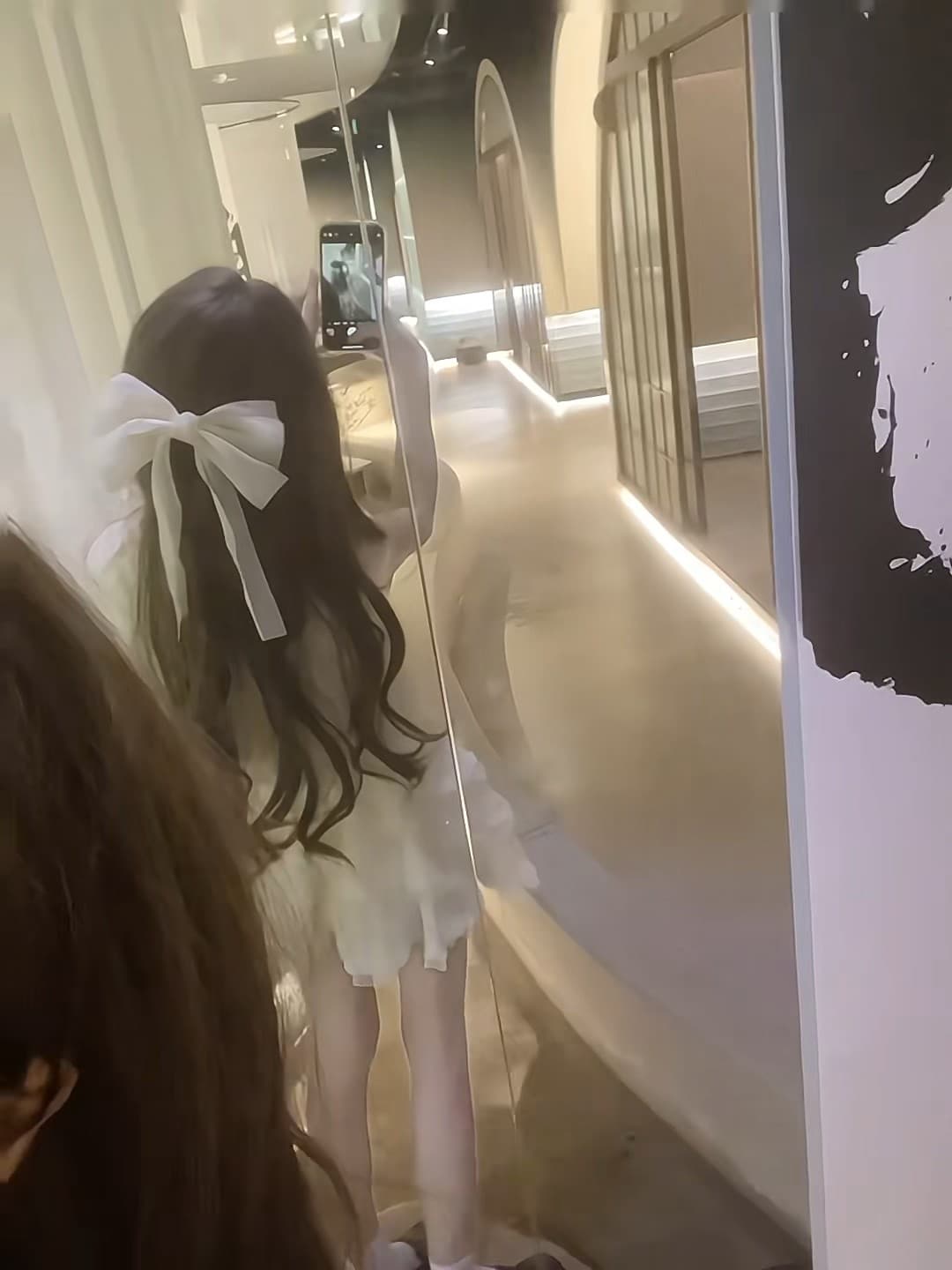 路过商场镜面墙,被自己后脑勺的蝴蝶结可爱到了~封面图