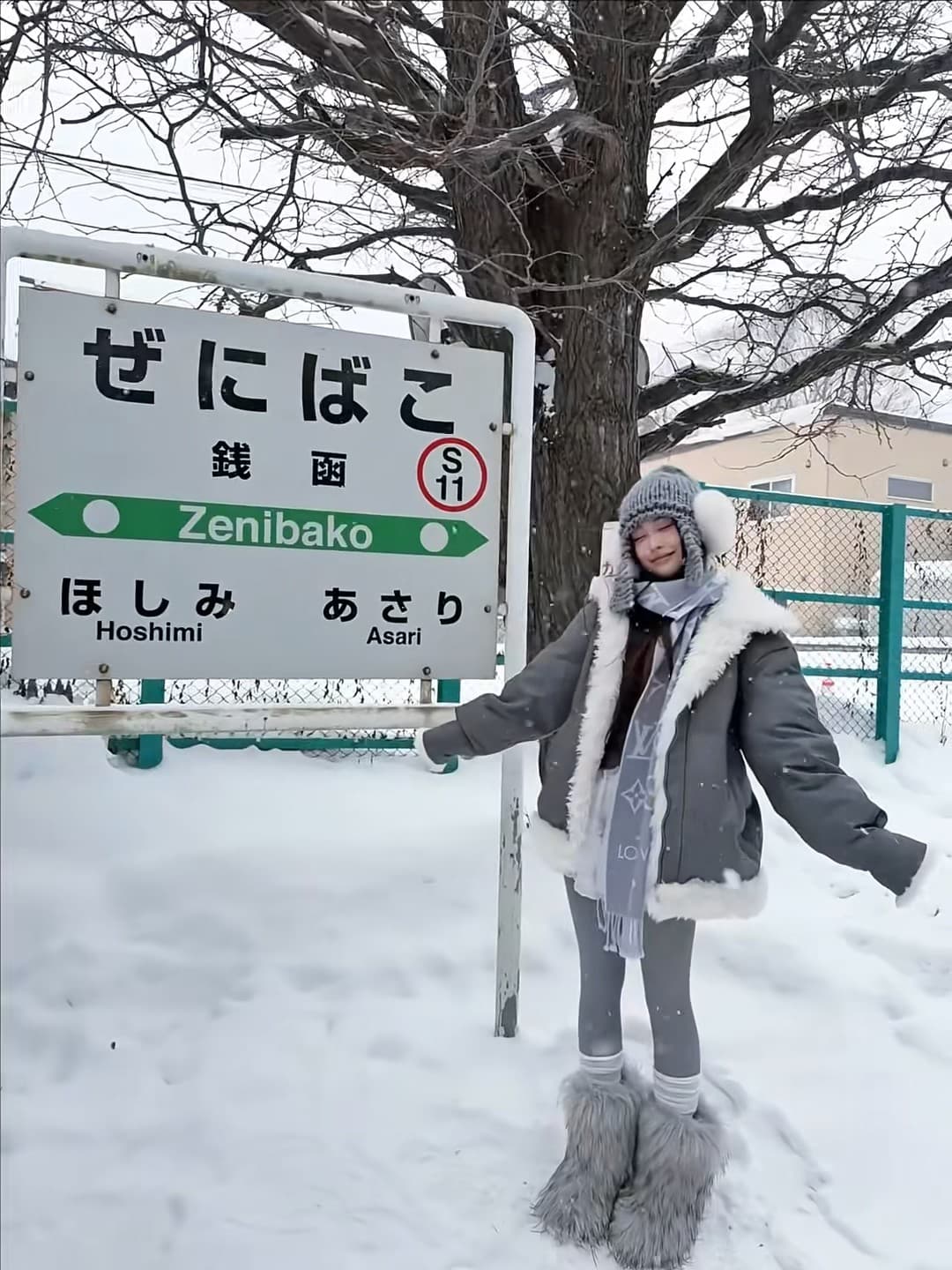雪天蹲在Zenibako站牌旁,帽子耳朵被冻红了但好拍~封面图