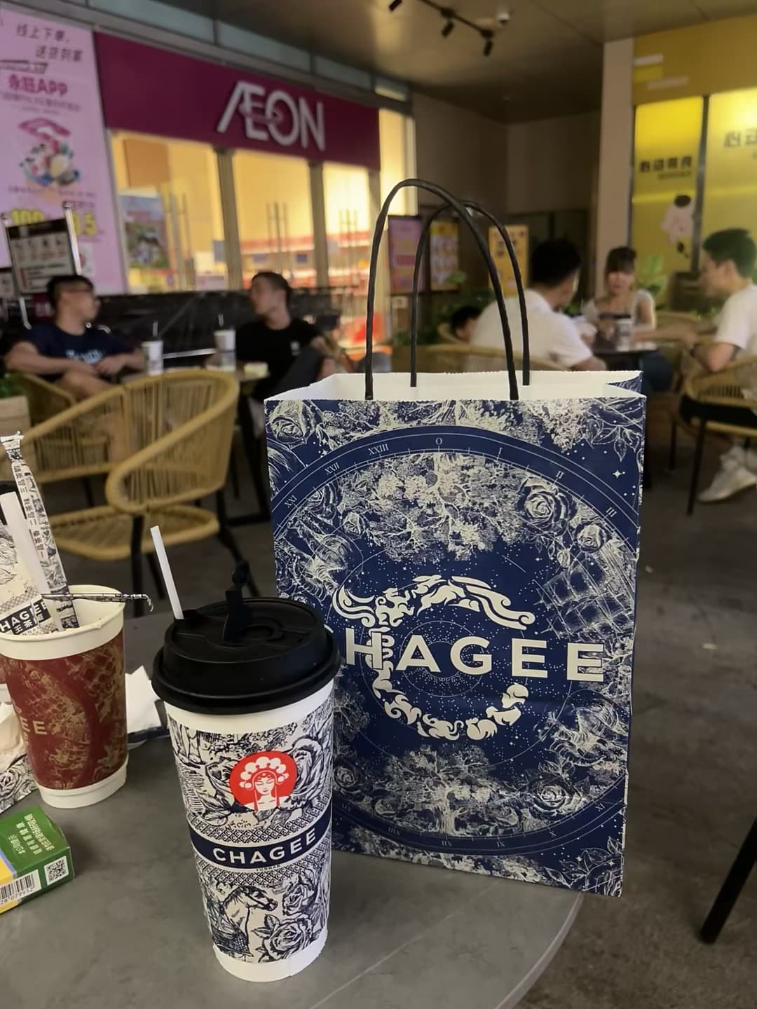 咖啡杯配星图纸袋，今天在AEON旁的街角小坐封面图